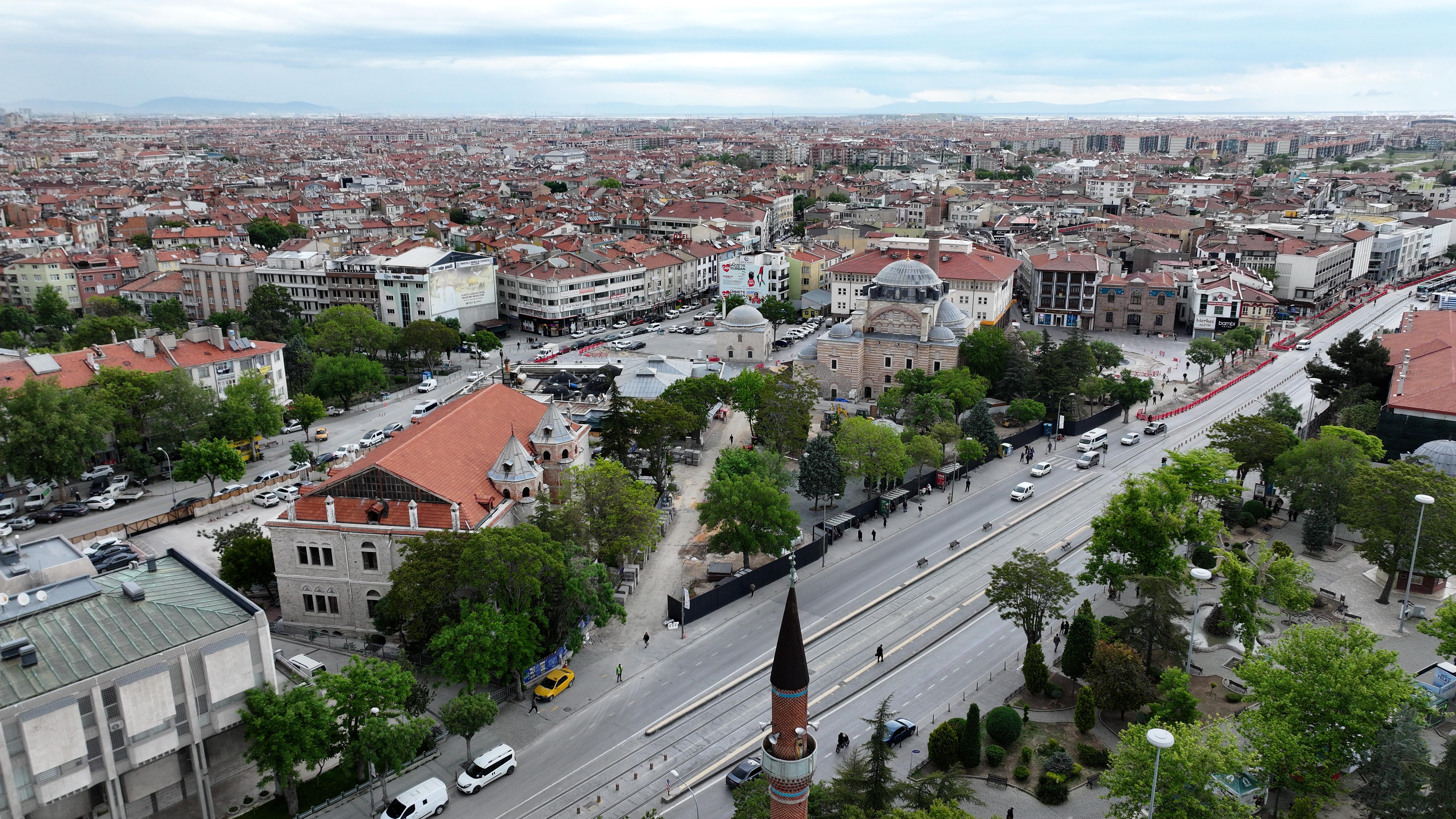 BAŞKAN ALTAY MEVLANA CADDESİ’NDE YÜRÜTÜLEN ÇEVRE DÜZENLEME VE MEYDAN YENİLEME ÇALIŞMALARINI İNCELEDİ