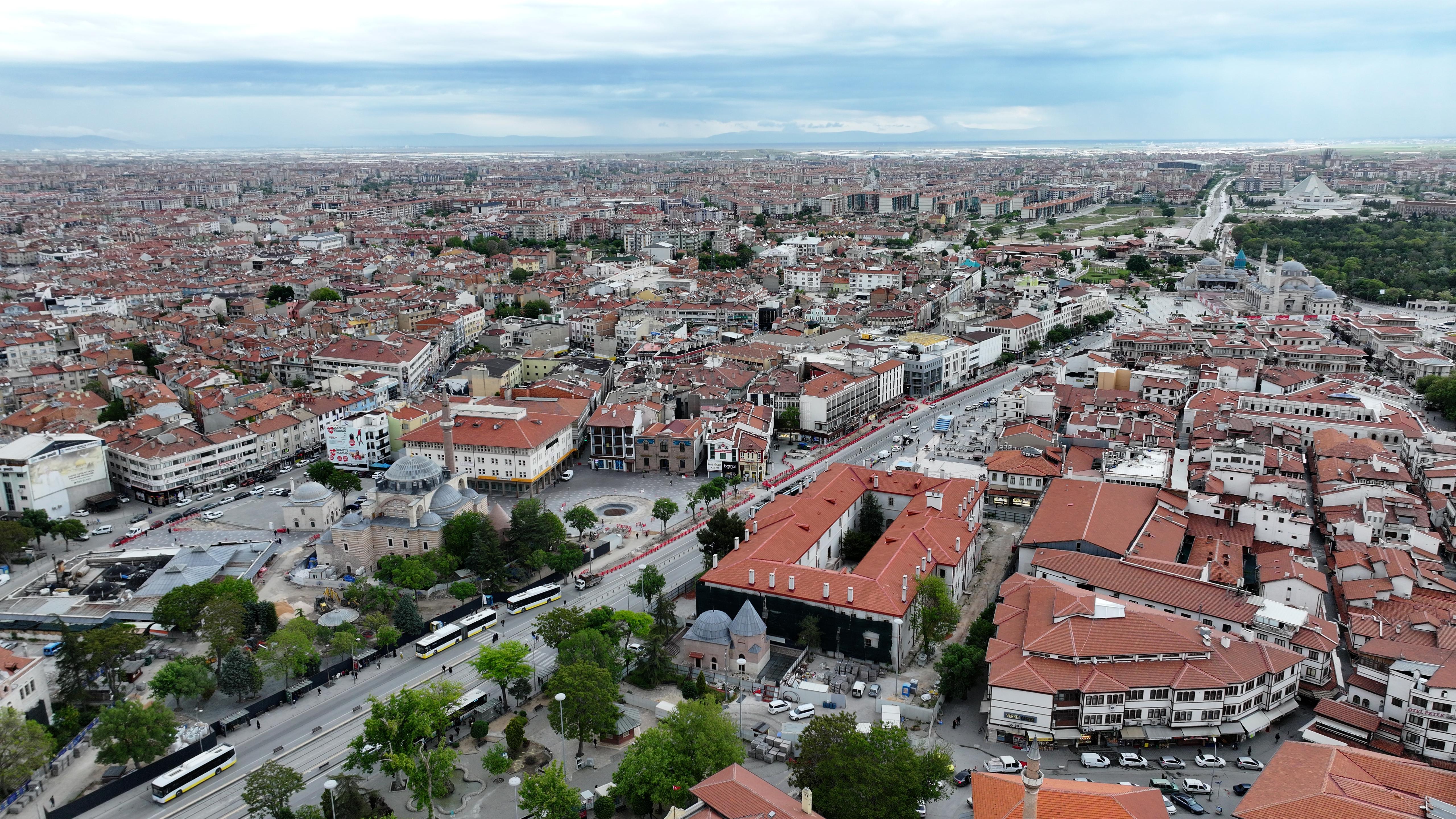 BAŞKAN ALTAY MEVLANA CADDESİ’NDE YÜRÜTÜLEN ÇEVRE DÜZENLEME VE MEYDAN YENİLEME ÇALIŞMALARINI İNCELEDİ