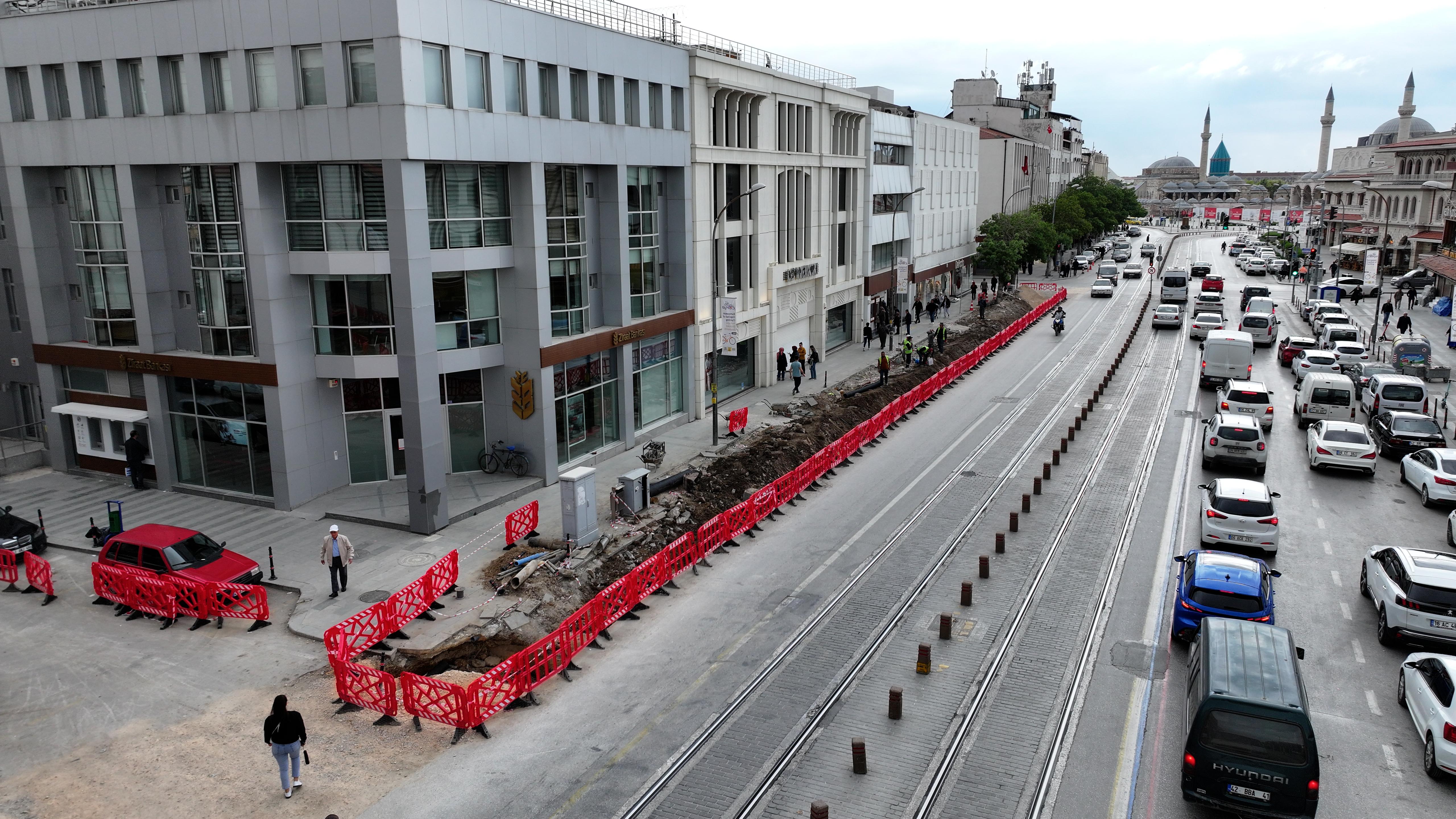 BAŞKAN ALTAY MEVLANA CADDESİ’NDE YÜRÜTÜLEN ÇEVRE DÜZENLEME VE MEYDAN YENİLEME ÇALIŞMALARINI İNCELEDİ