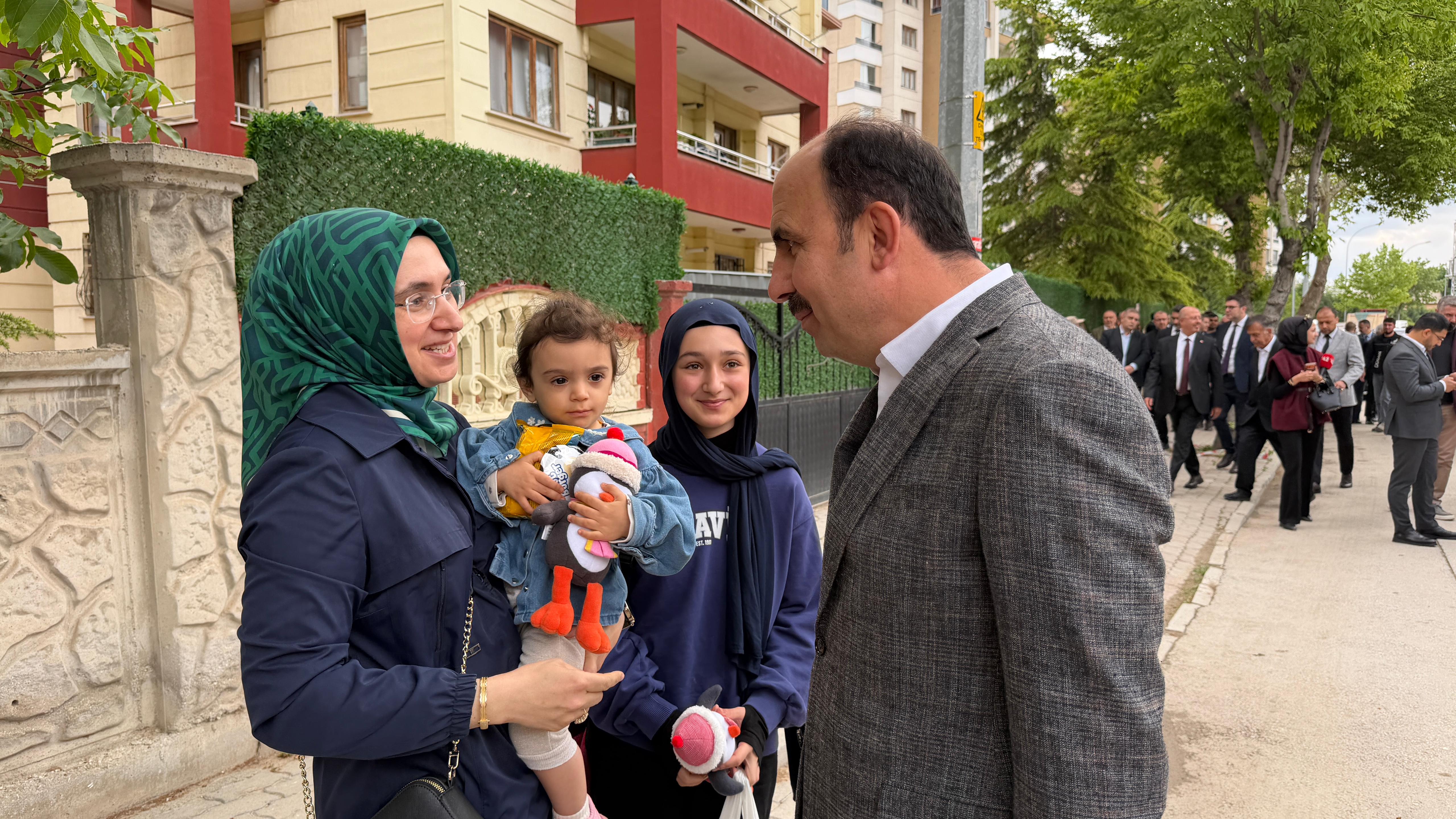 BAŞKAN ALTAY VE BAŞKAN KAVUŞ, ÇEÇENİSTAN VE AHMET ÖZCAN CADDELERİNDE ESNAFLA BULUŞTU