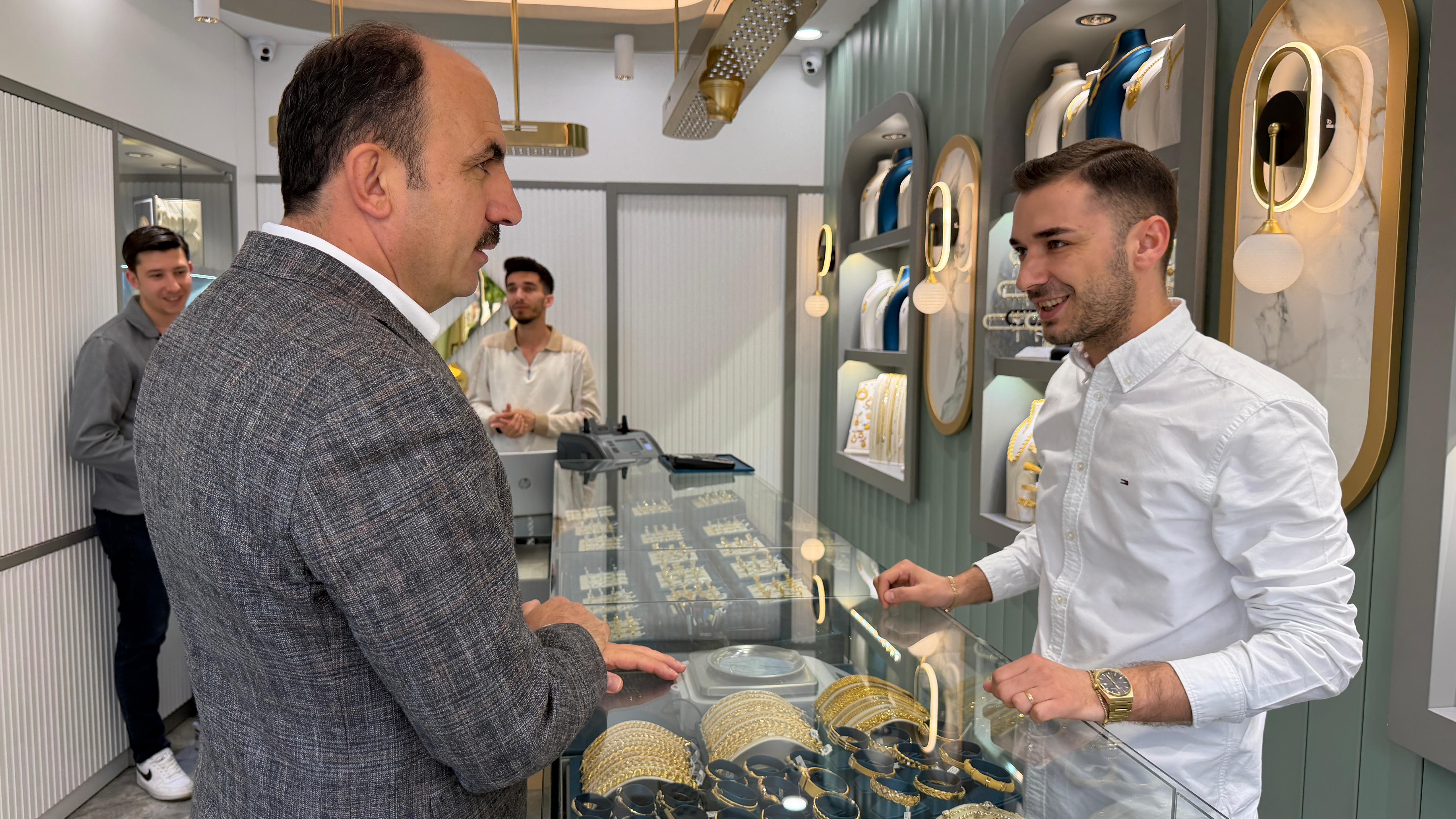 BAŞKAN ALTAY VE BAŞKAN KAVUŞ, ÇEÇENİSTAN VE AHMET ÖZCAN CADDELERİNDE ESNAFLA BULUŞTU