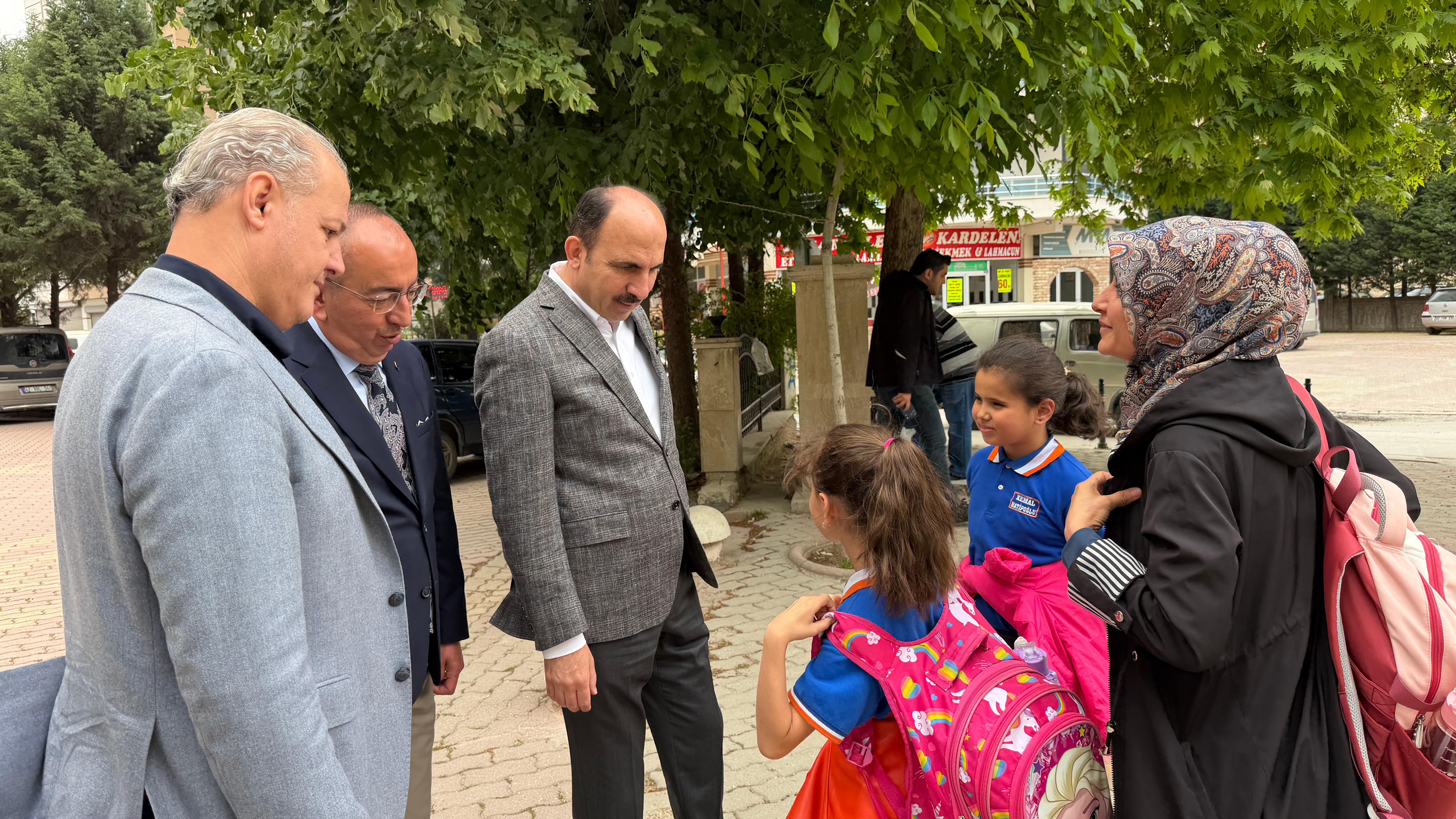 BAŞKAN ALTAY VE BAŞKAN KAVUŞ, ÇEÇENİSTAN VE AHMET ÖZCAN CADDELERİNDE ESNAFLA BULUŞTU