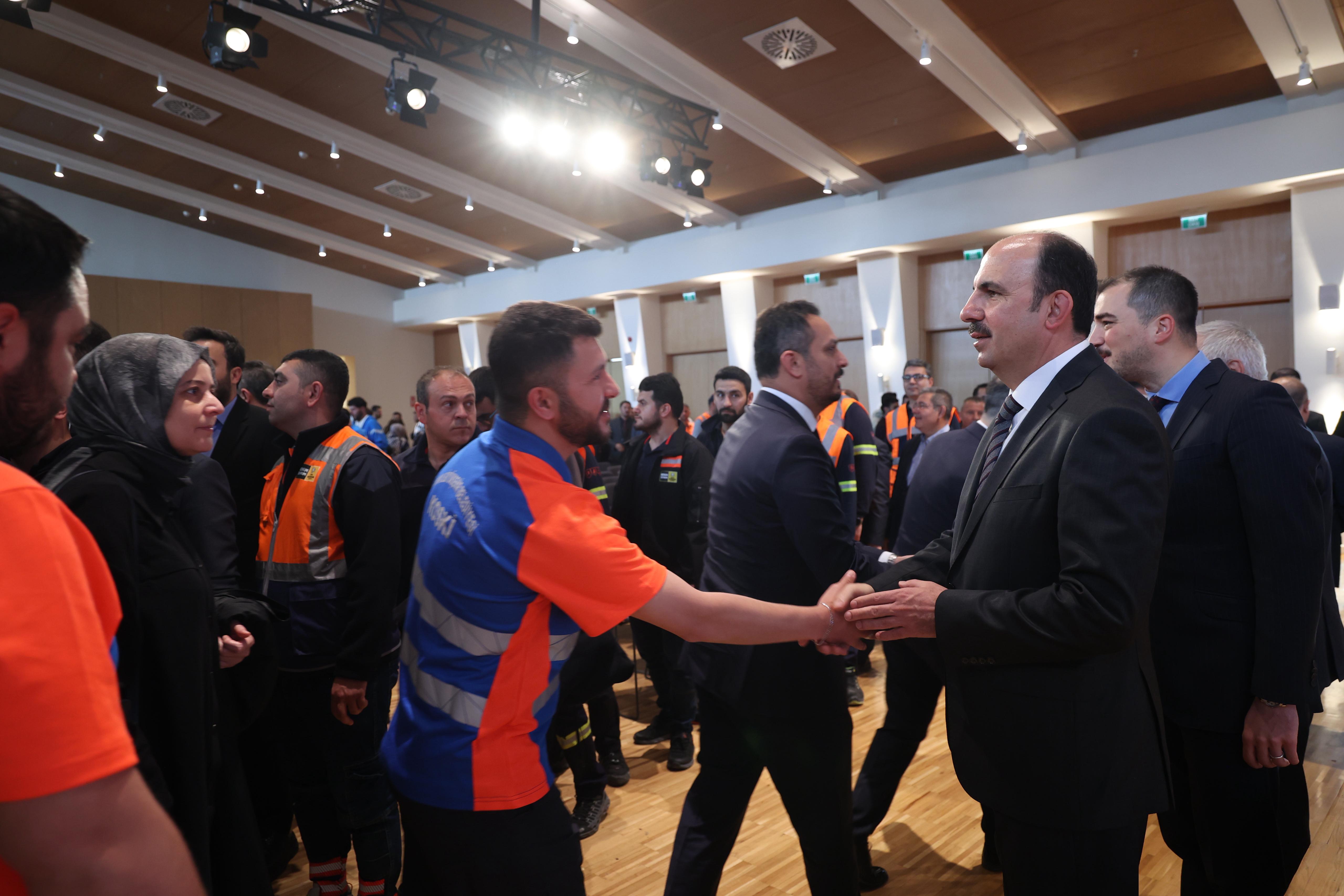 BAŞKAN ALTAY BÜYÜKŞEHİR VE KOSKİ PERSONELİYLE BAYRAMLAŞTI
