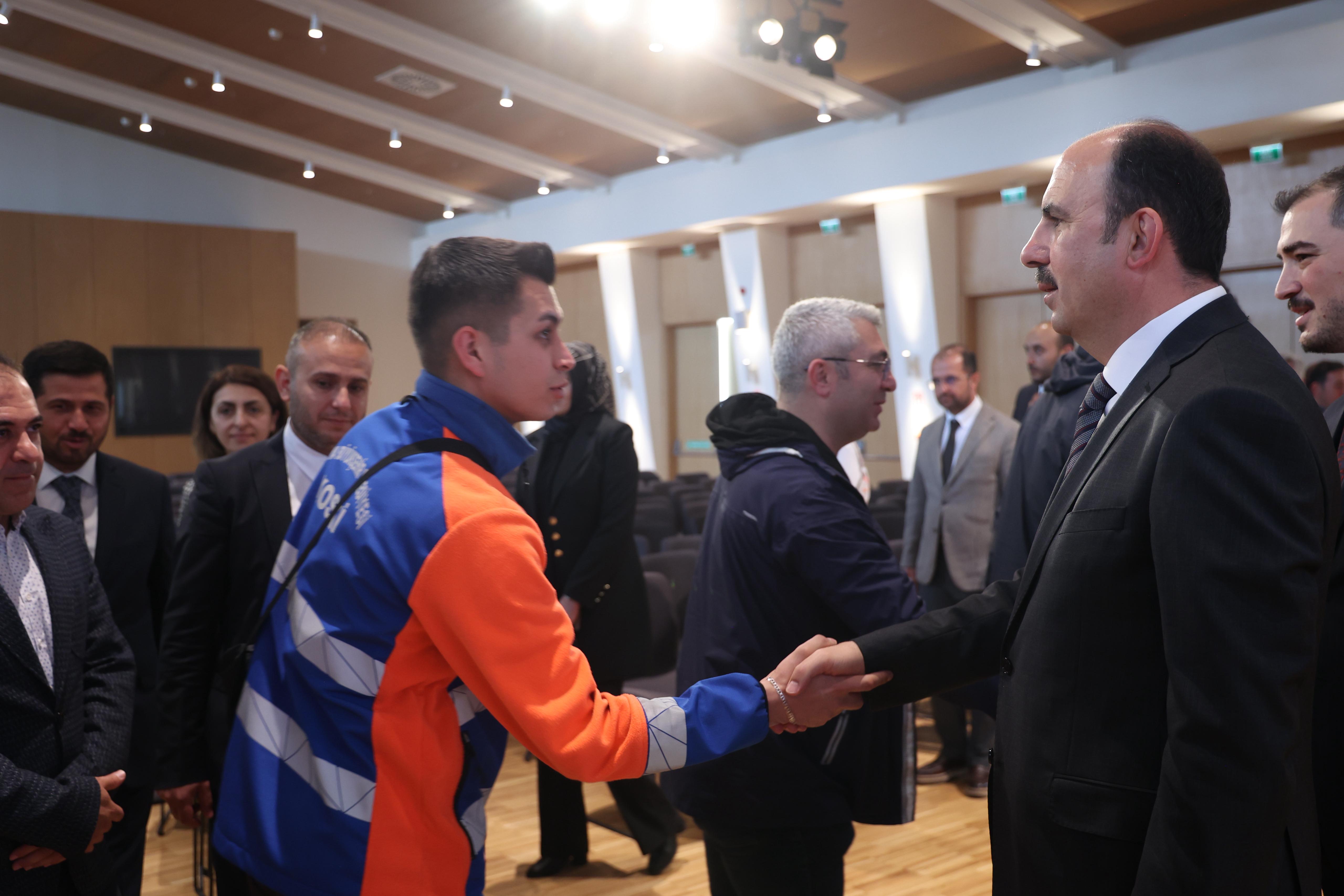 BAŞKAN ALTAY BÜYÜKŞEHİR VE KOSKİ PERSONELİYLE BAYRAMLAŞTI