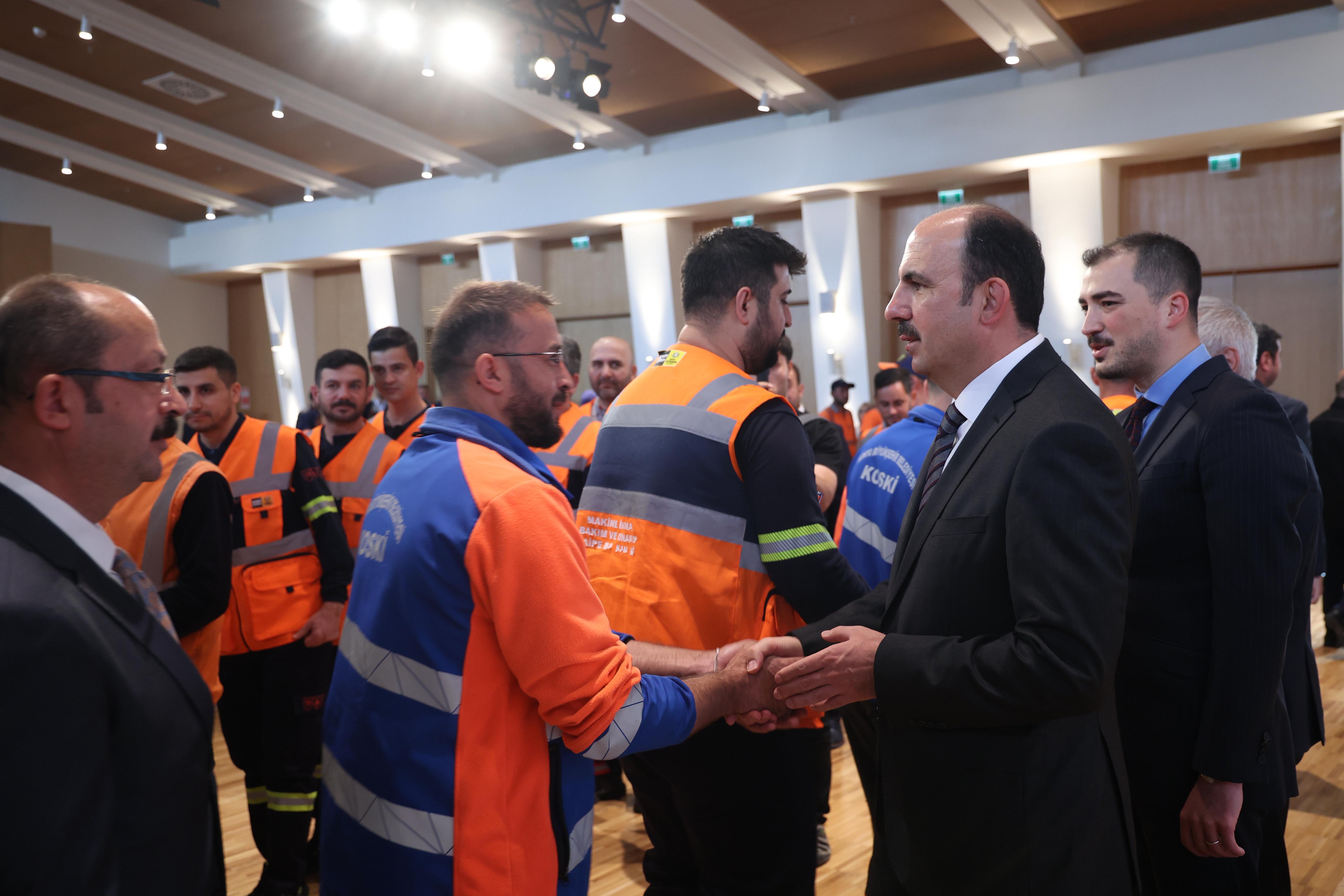 BAŞKAN ALTAY BÜYÜKŞEHİR VE KOSKİ PERSONELİYLE BAYRAMLAŞTI