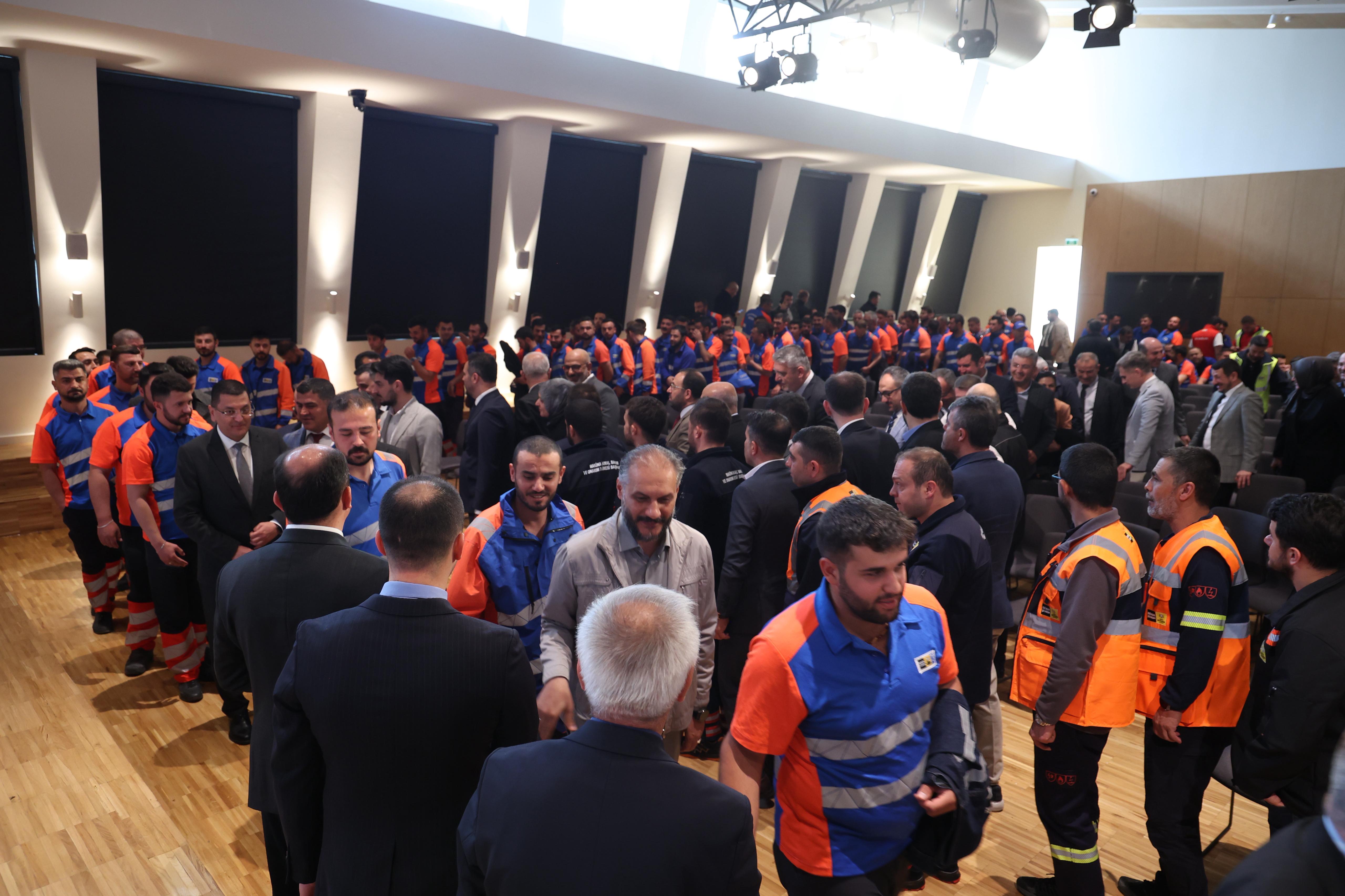 BAŞKAN ALTAY BÜYÜKŞEHİR VE KOSKİ PERSONELİYLE BAYRAMLAŞTI