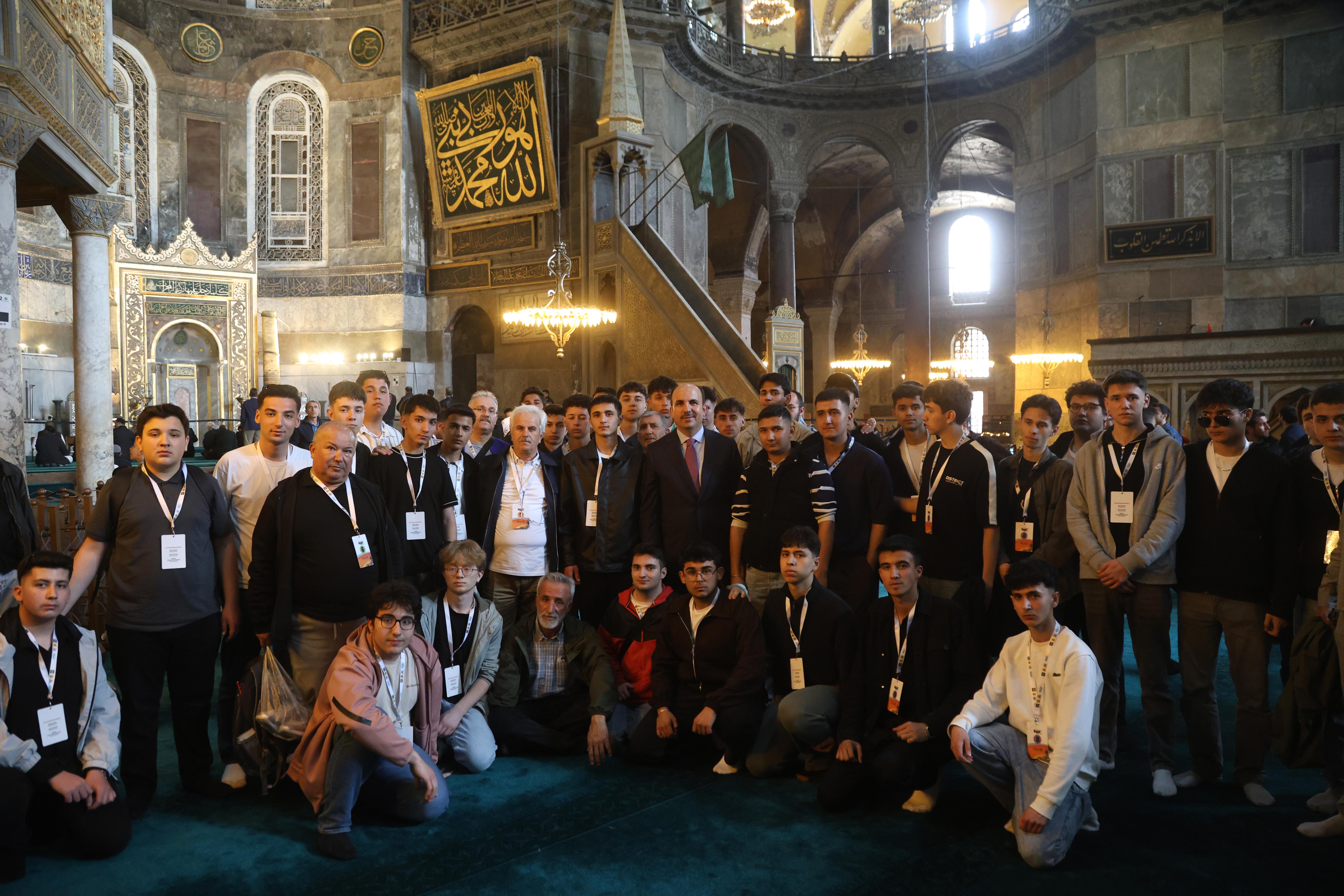 BAŞKAN ALTAY: “GENÇ SEYYAH PROJEMİZLE BU YIL 25 BİN 920 ÖĞRENCİMİZİ İSTANBUL’UN TARİHİ ATMOSFERİYLE BULUŞTURDUK”