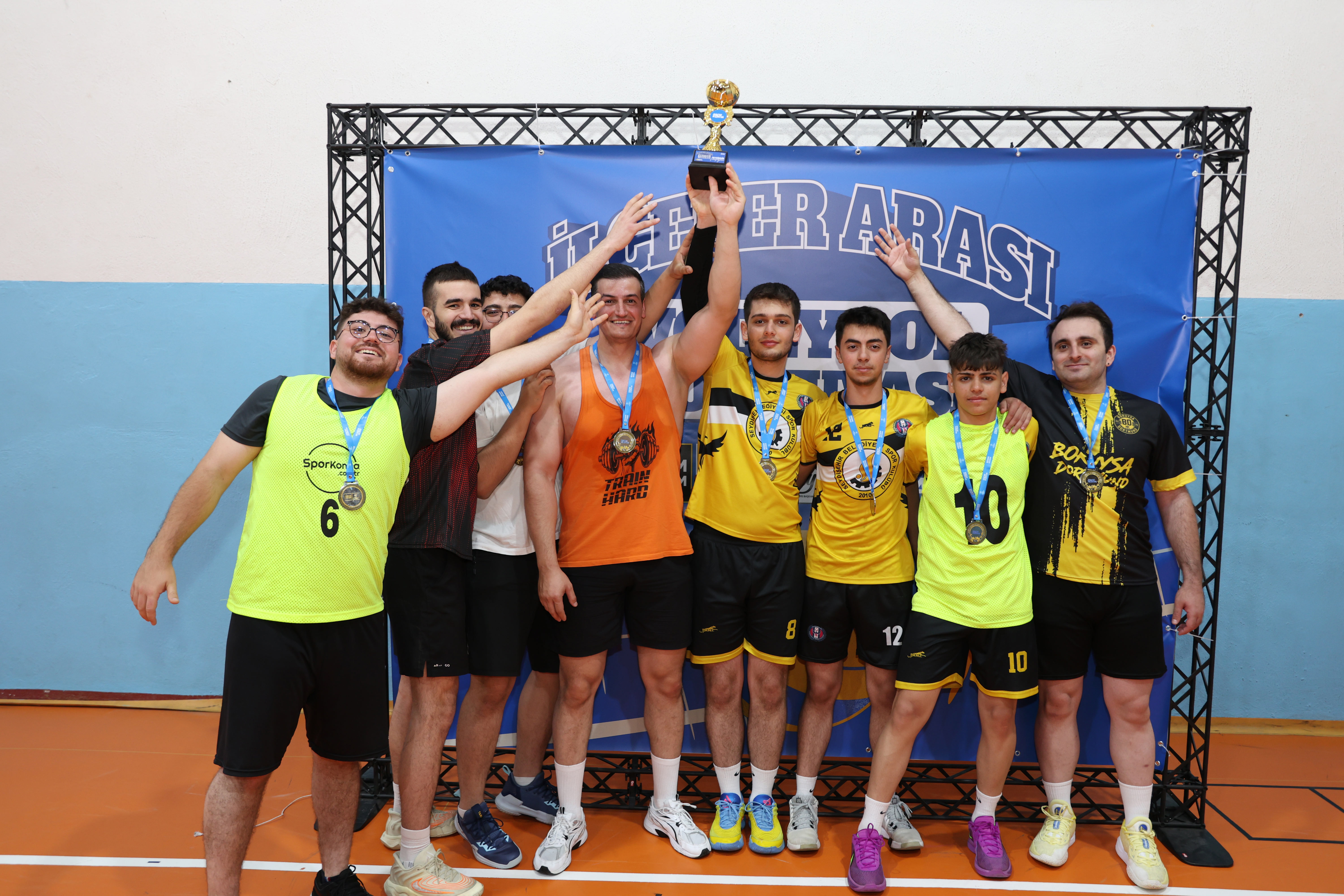 KONYA BÜYÜKŞEHİRİN VOLEYBOL TURNUVASINDA 25 İLÇEDE 2.460 SPORCU HEYECANA ORTAK OLUYOR