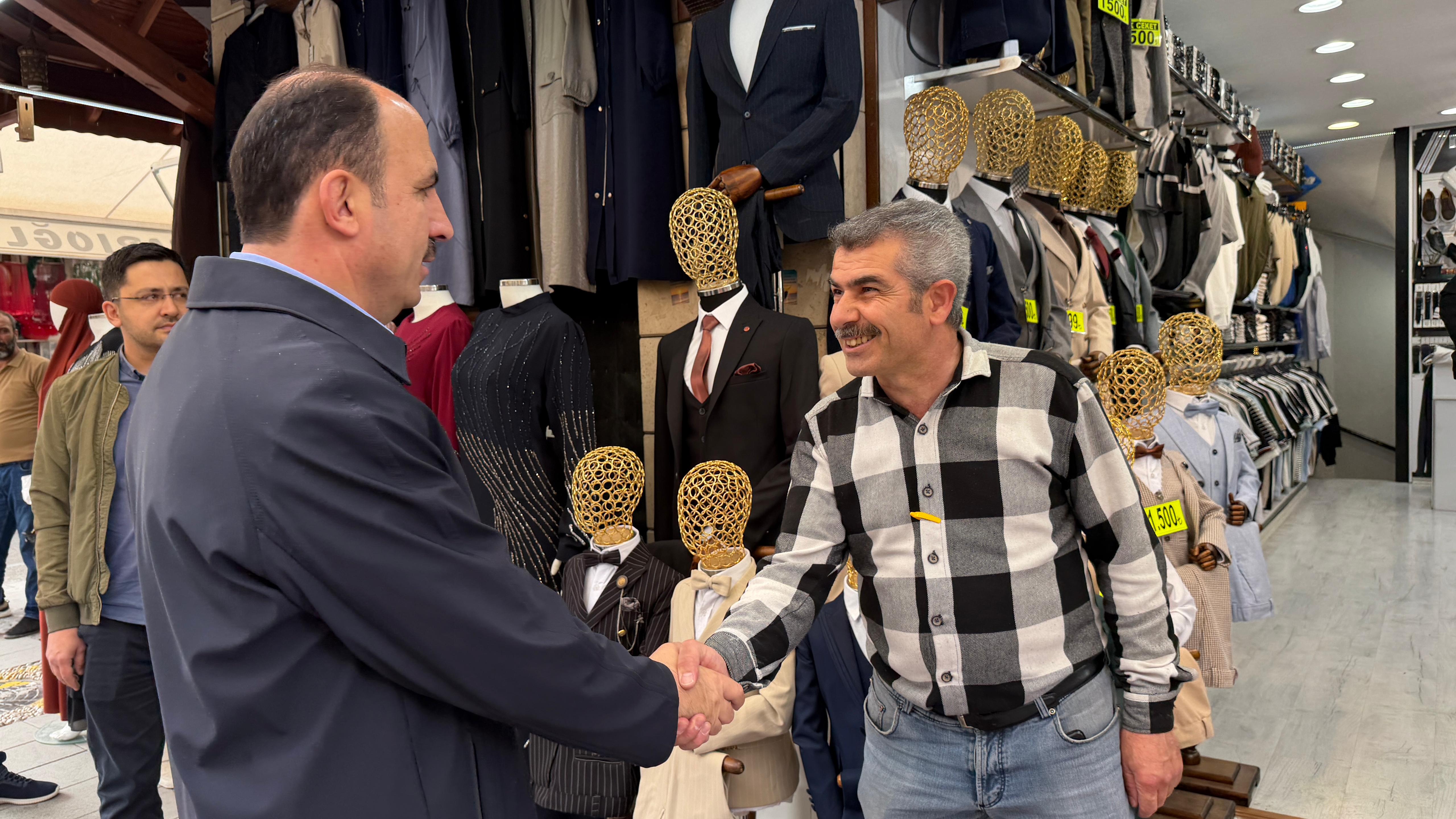 ŞEHİR MERKEZİNDE ESNAFI ZİYARET EDEN BAŞKAN ALTAY: “KONYA’MIZDA KURBAN BAYRAMI’NIN BEREKETİNİ VE HEYECANINI HEP BİRLİKTE YAŞIYORUZ”