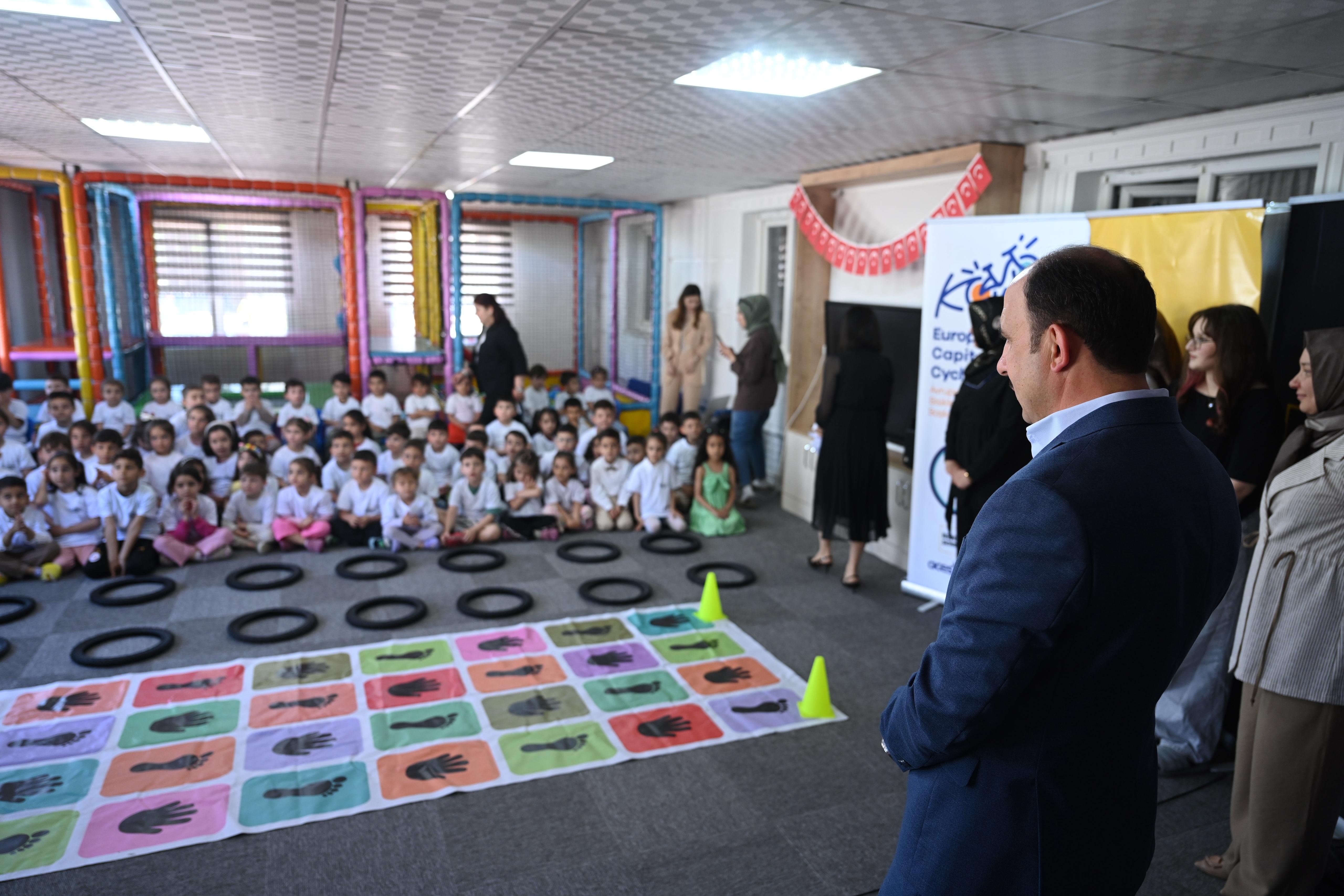 BAŞKAN ALTAY BİSİKLET BİLİNCİ EĞİTİMİ ALAN ANAOKULU ÖĞRENCİLERİYLE BULUŞTU