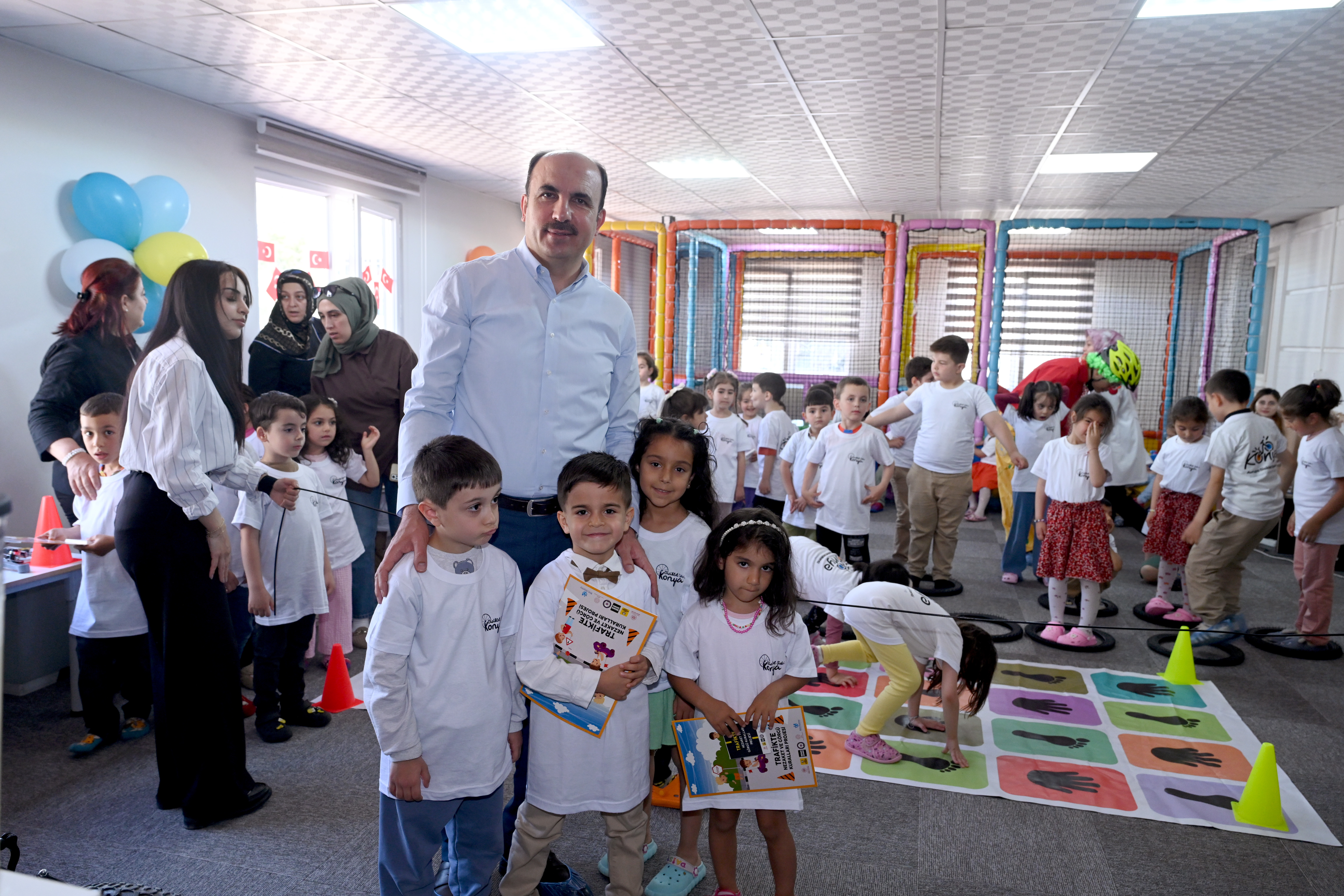 BAŞKAN ALTAY BİSİKLET BİLİNCİ EĞİTİMİ ALAN ANAOKULU ÖĞRENCİLERİYLE BULUŞTU
