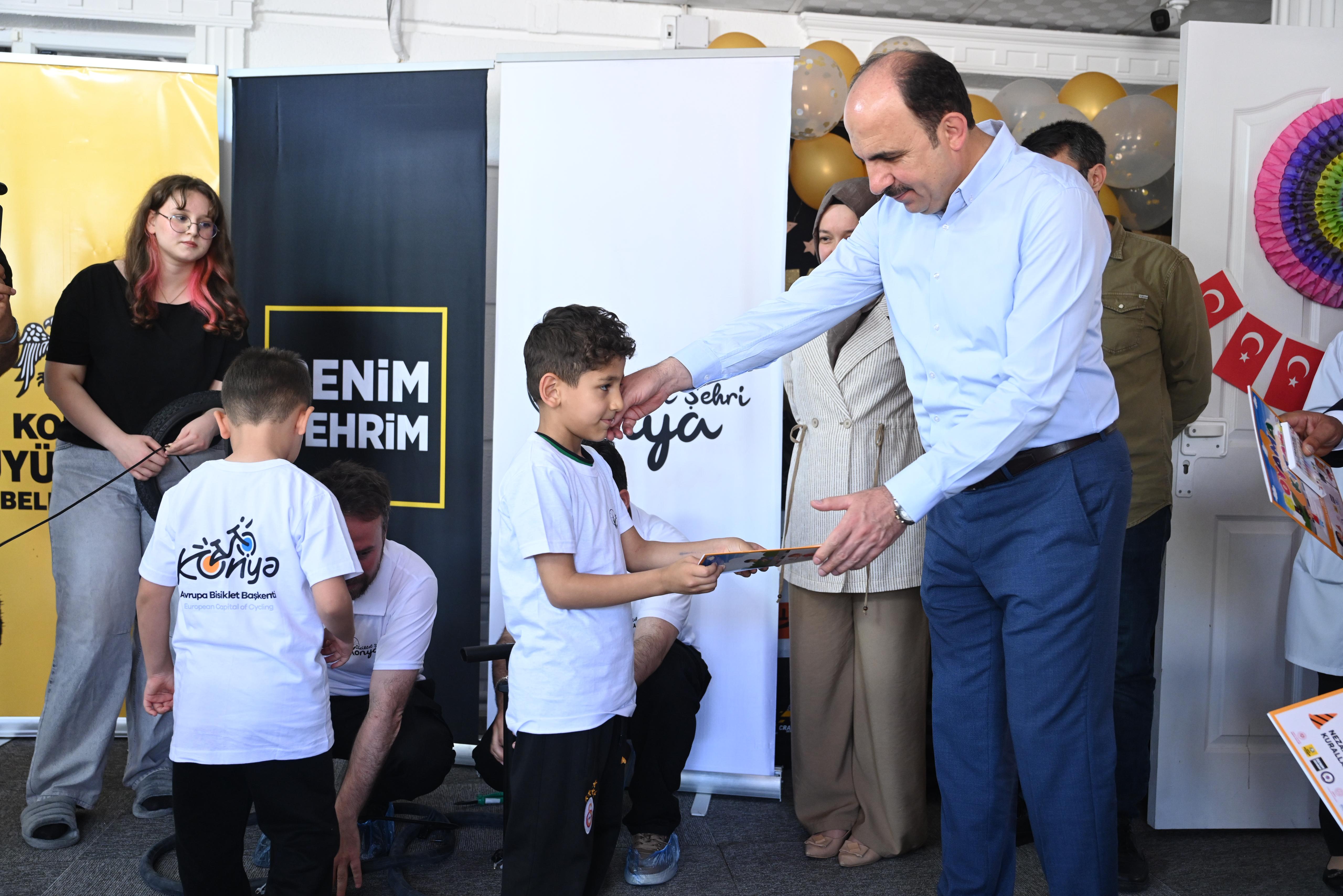 BAŞKAN ALTAY BİSİKLET BİLİNCİ EĞİTİMİ ALAN ANAOKULU ÖĞRENCİLERİYLE BULUŞTU
