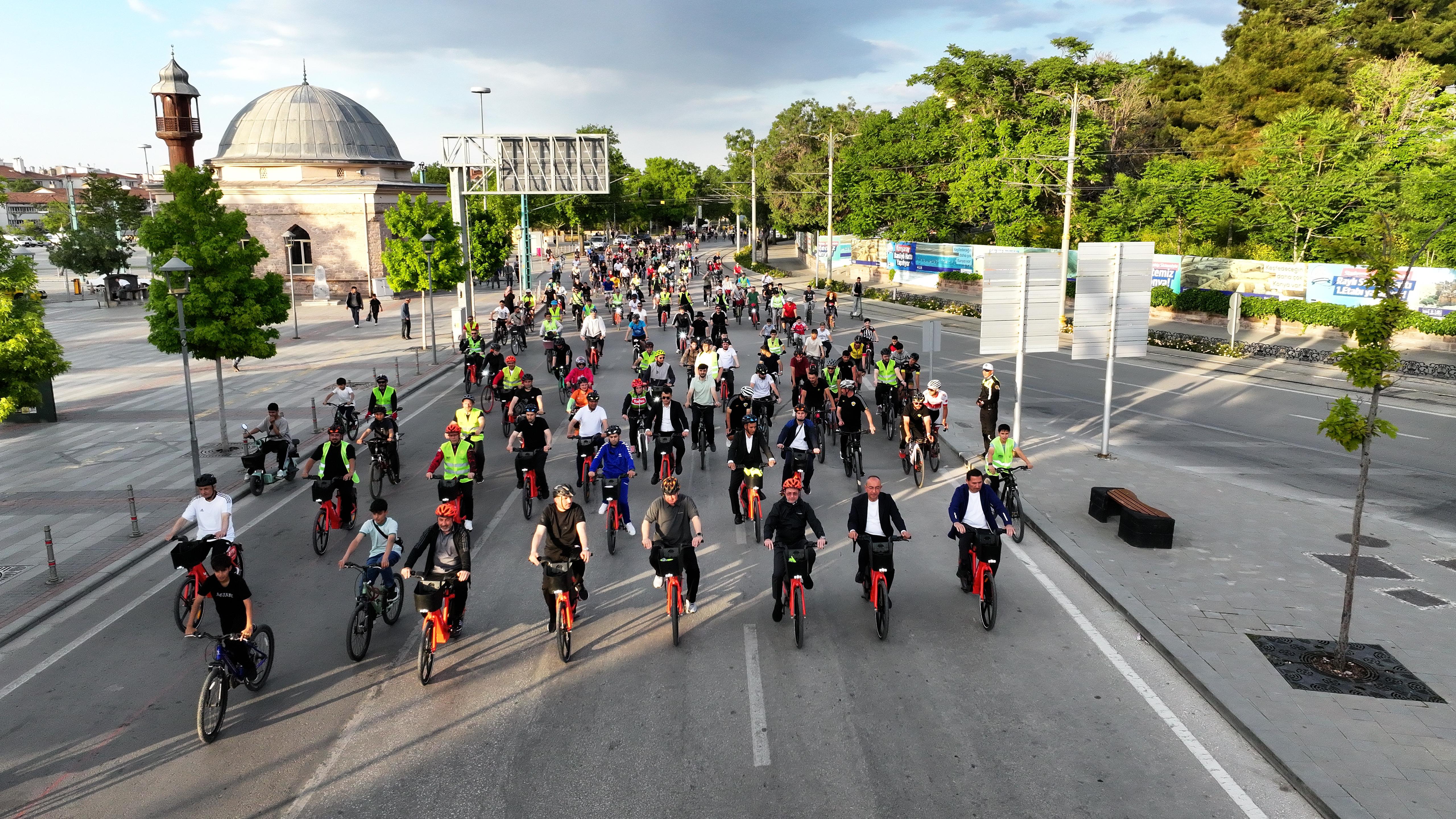 AVRUPA BİSİKLET BAŞKENTİ KONYA’DA ŞEHİR MERKEZİ VE 28 İLÇEDE AYNI ANDA BİNLERCE BİSİKLETSEVER PEDAL ÇEVİRDİ