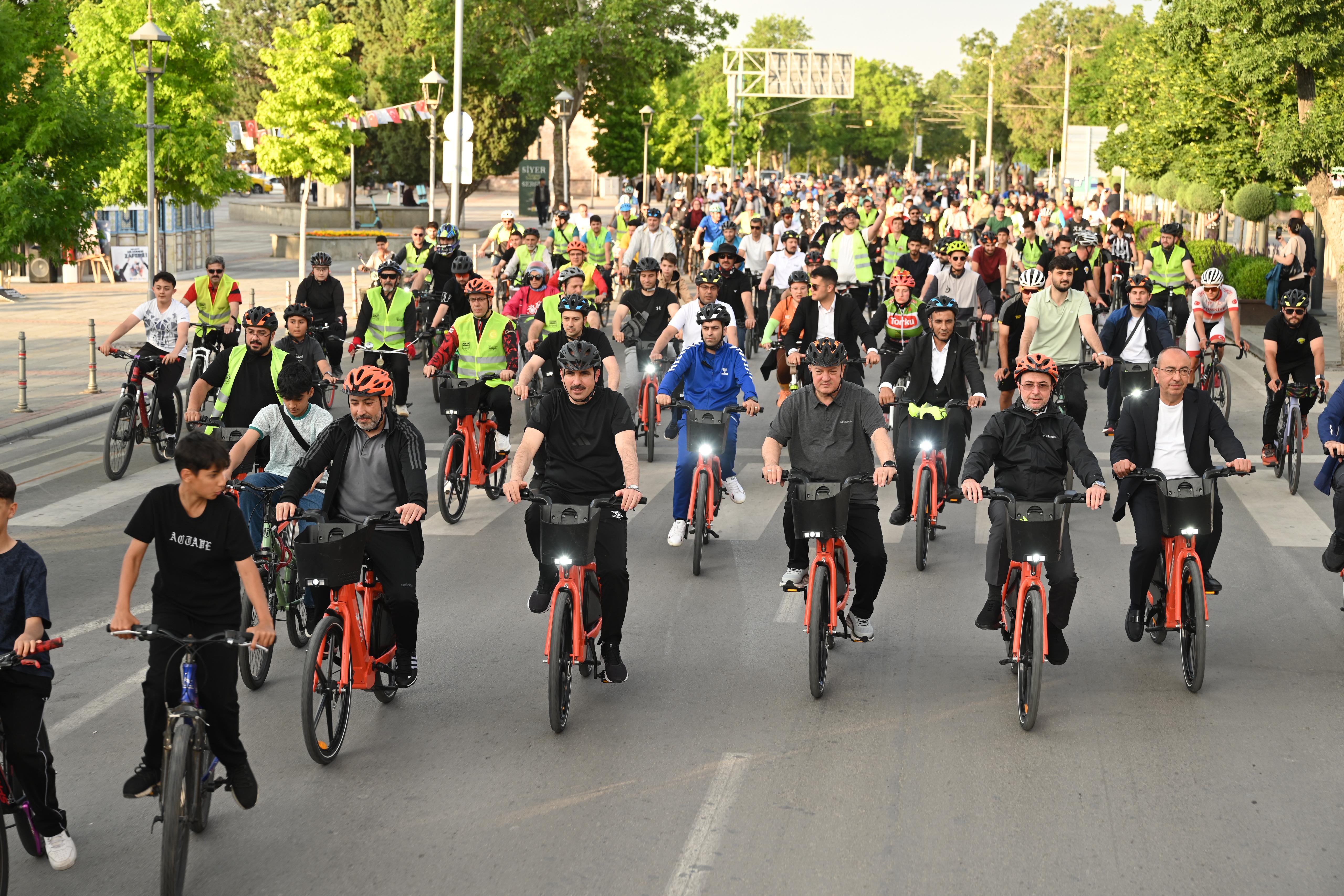 AVRUPA BİSİKLET BAŞKENTİ KONYA’DA ŞEHİR MERKEZİ VE 28 İLÇEDE AYNI ANDA BİNLERCE BİSİKLETSEVER PEDAL ÇEVİRDİ
