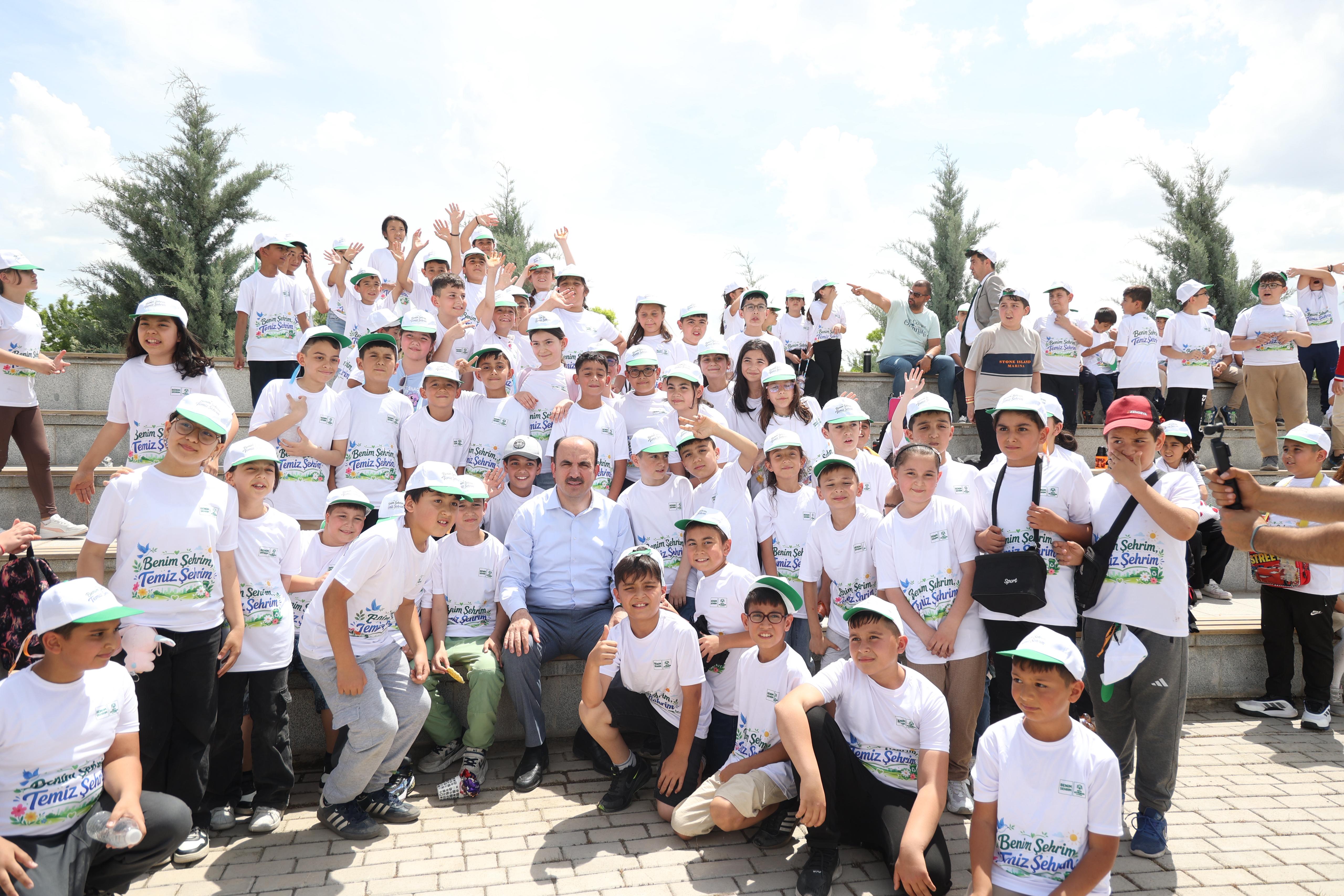 BAŞKAN ALTAY VE ÇOCUKLARDAN DÜNYA ÇEVRE GÜNÜ’NDE ÖRNEK DAVRANIŞ
