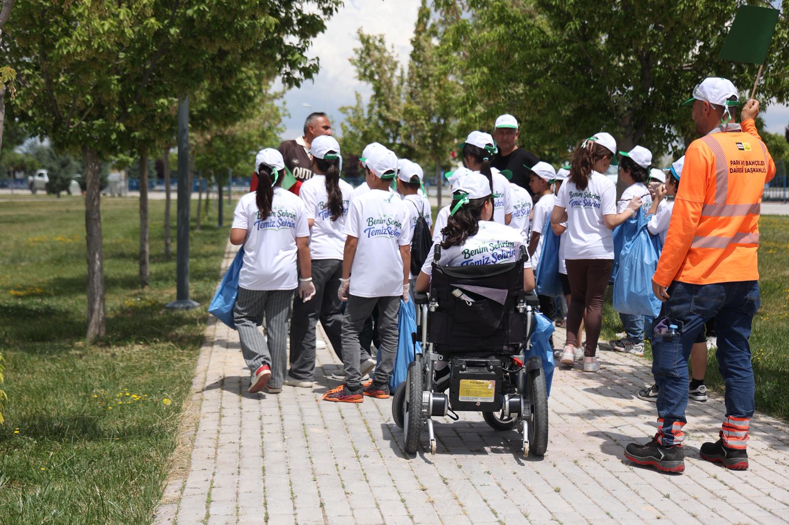 BAŞKAN ALTAY VE ÇOCUKLARDAN DÜNYA ÇEVRE GÜNÜ’NDE ÖRNEK DAVRANIŞ