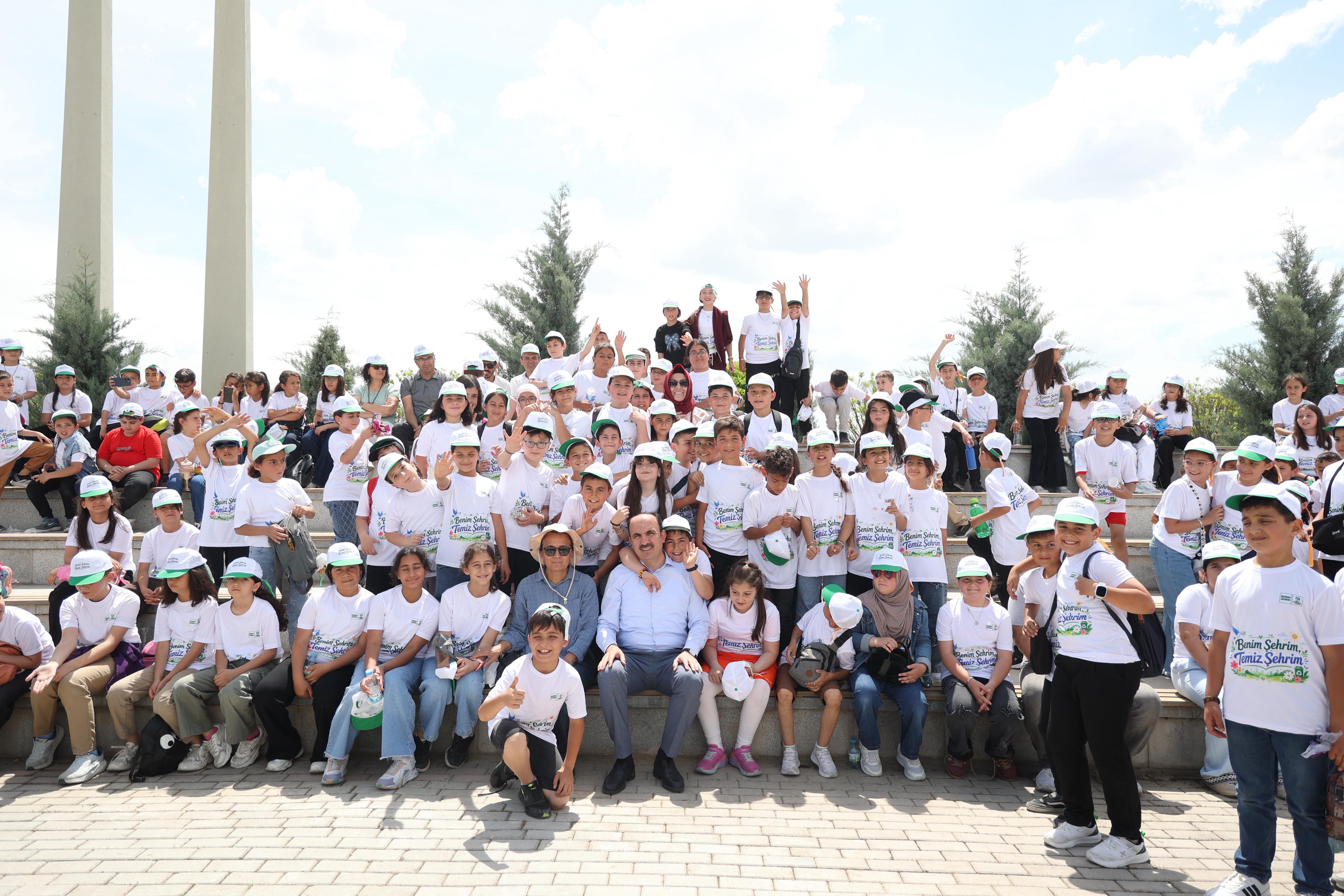BAŞKAN ALTAY VE ÇOCUKLARDAN DÜNYA ÇEVRE GÜNÜ’NDE ÖRNEK DAVRANIŞ