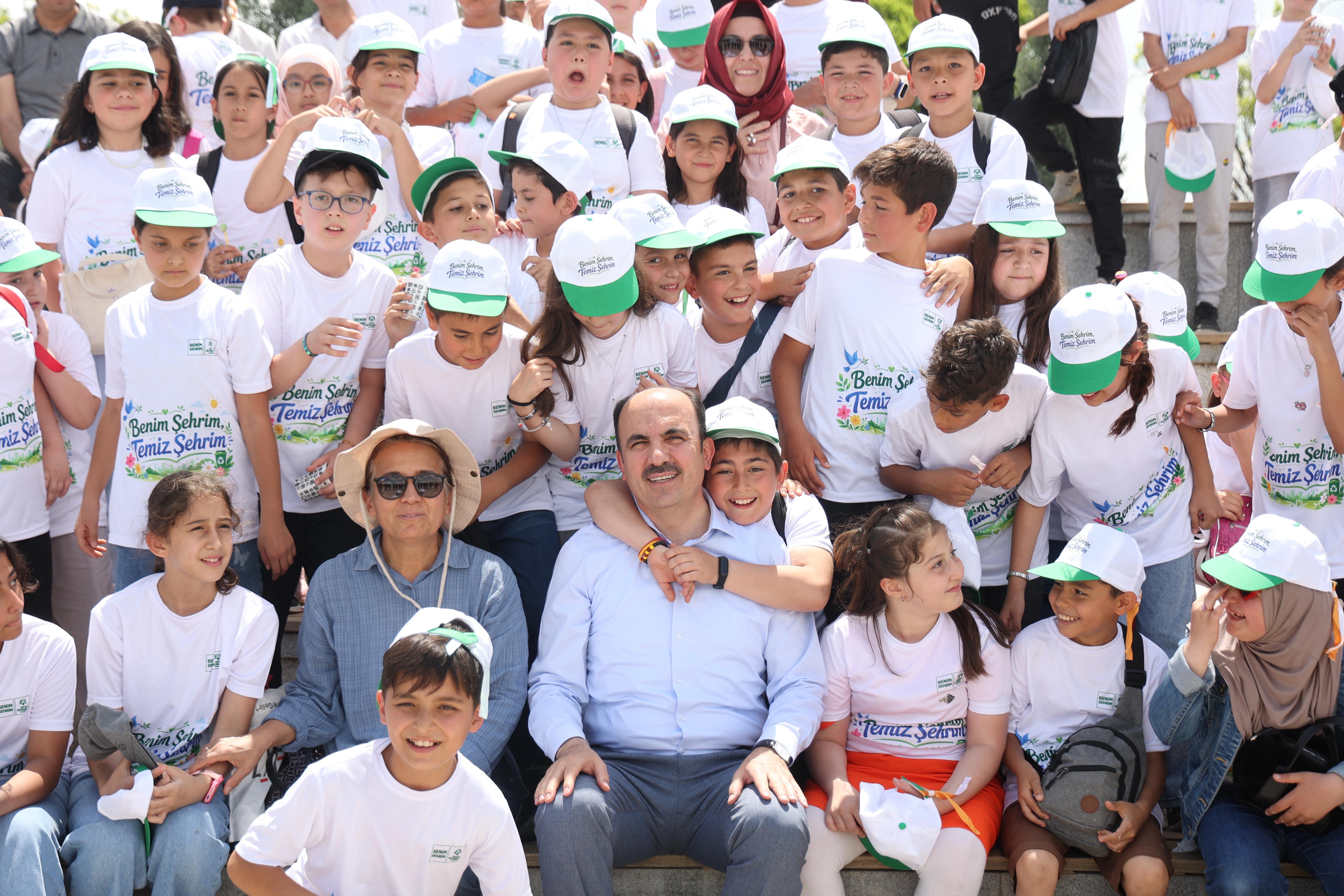 BAŞKAN ALTAY VE ÇOCUKLARDAN DÜNYA ÇEVRE GÜNÜ’NDE ÖRNEK DAVRANIŞ