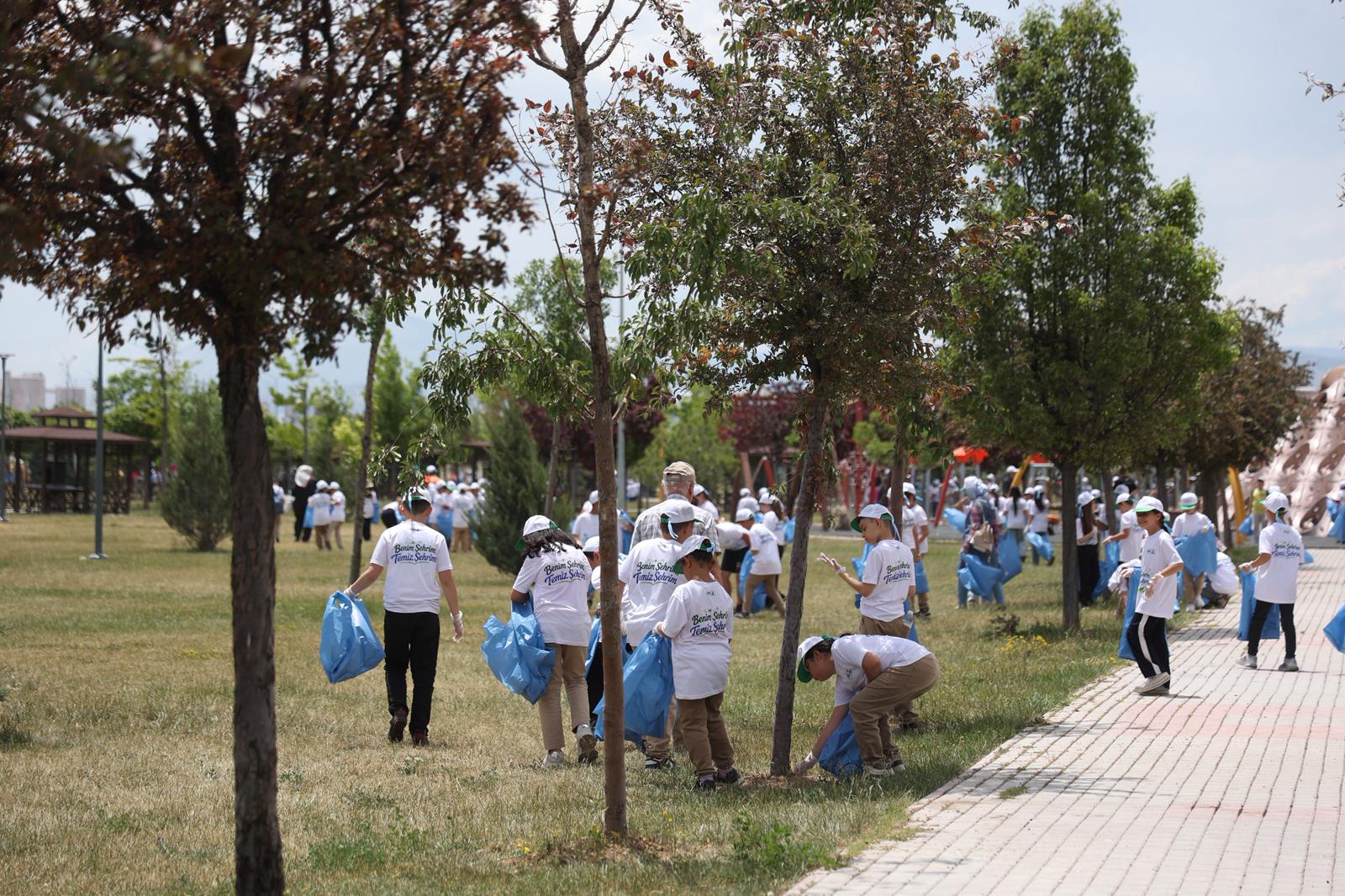 BAŞKAN ALTAY VE ÇOCUKLARDAN DÜNYA ÇEVRE GÜNÜ’NDE ÖRNEK DAVRANIŞ