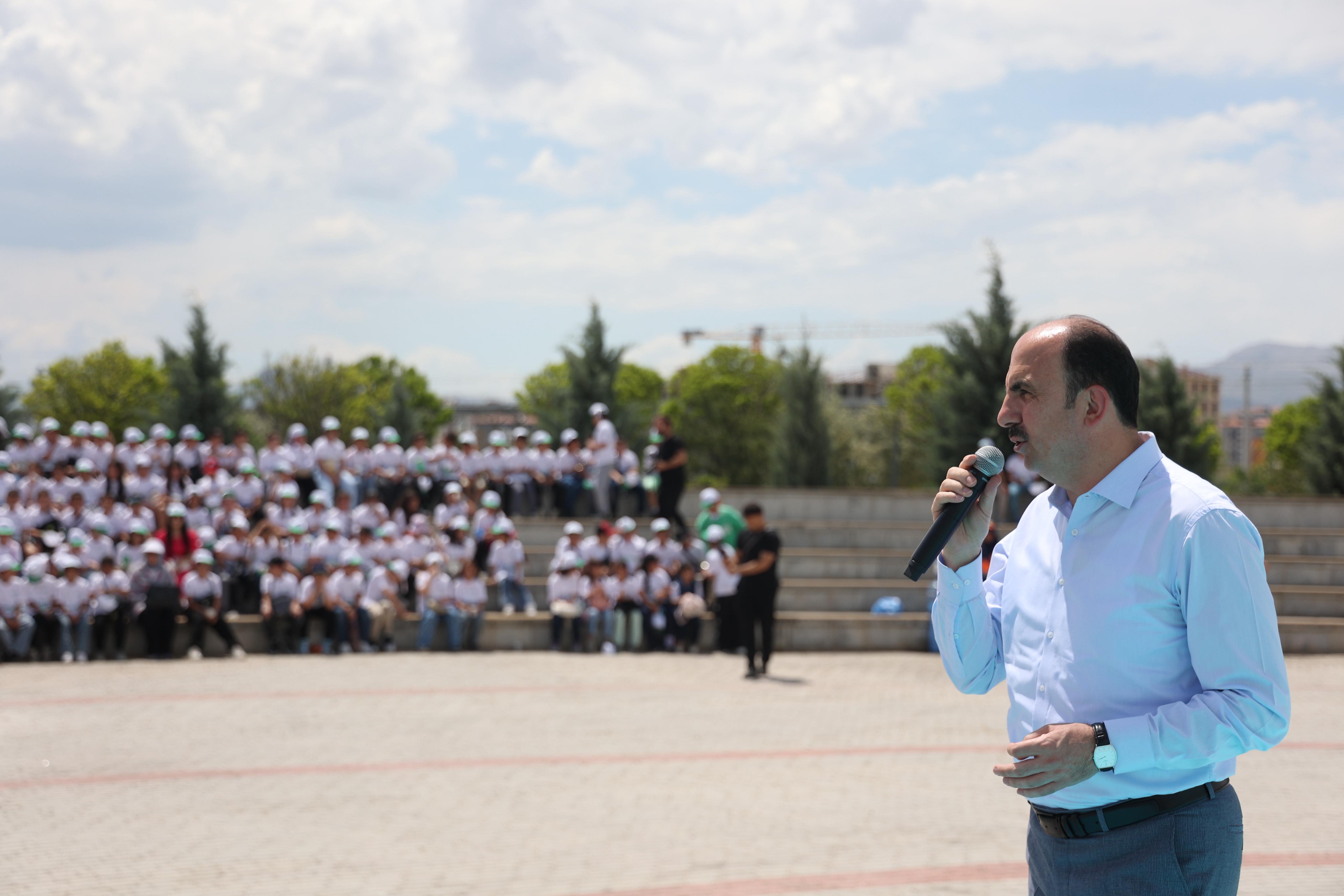 BAŞKAN ALTAY VE ÇOCUKLARDAN DÜNYA ÇEVRE GÜNÜ’NDE ÖRNEK DAVRANIŞ