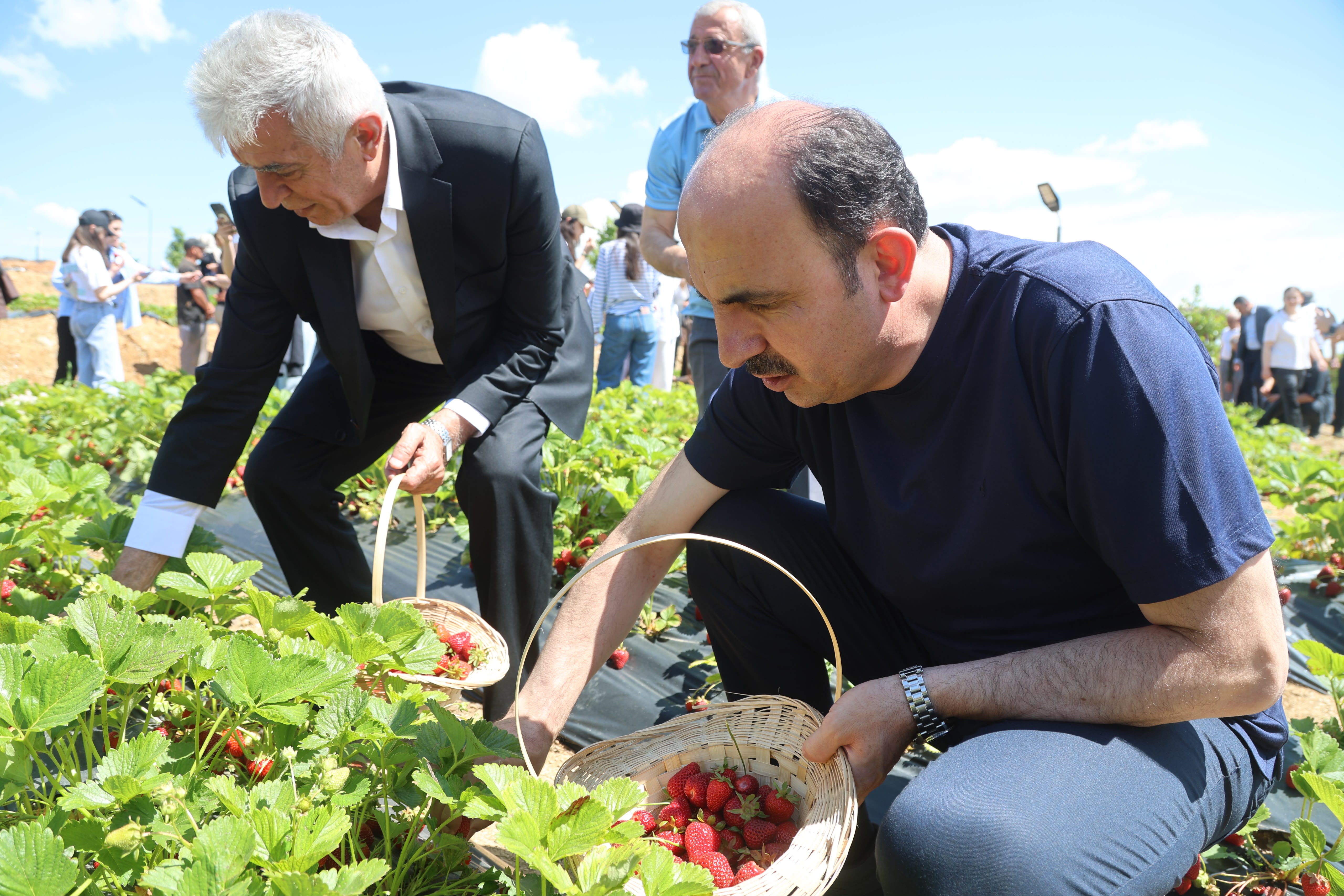 BAŞKAN ALTAY HÜYÜK VE DERBENT’TE ESNAFLA, VATANDAŞLA VE GENÇLERLE BULUŞTU