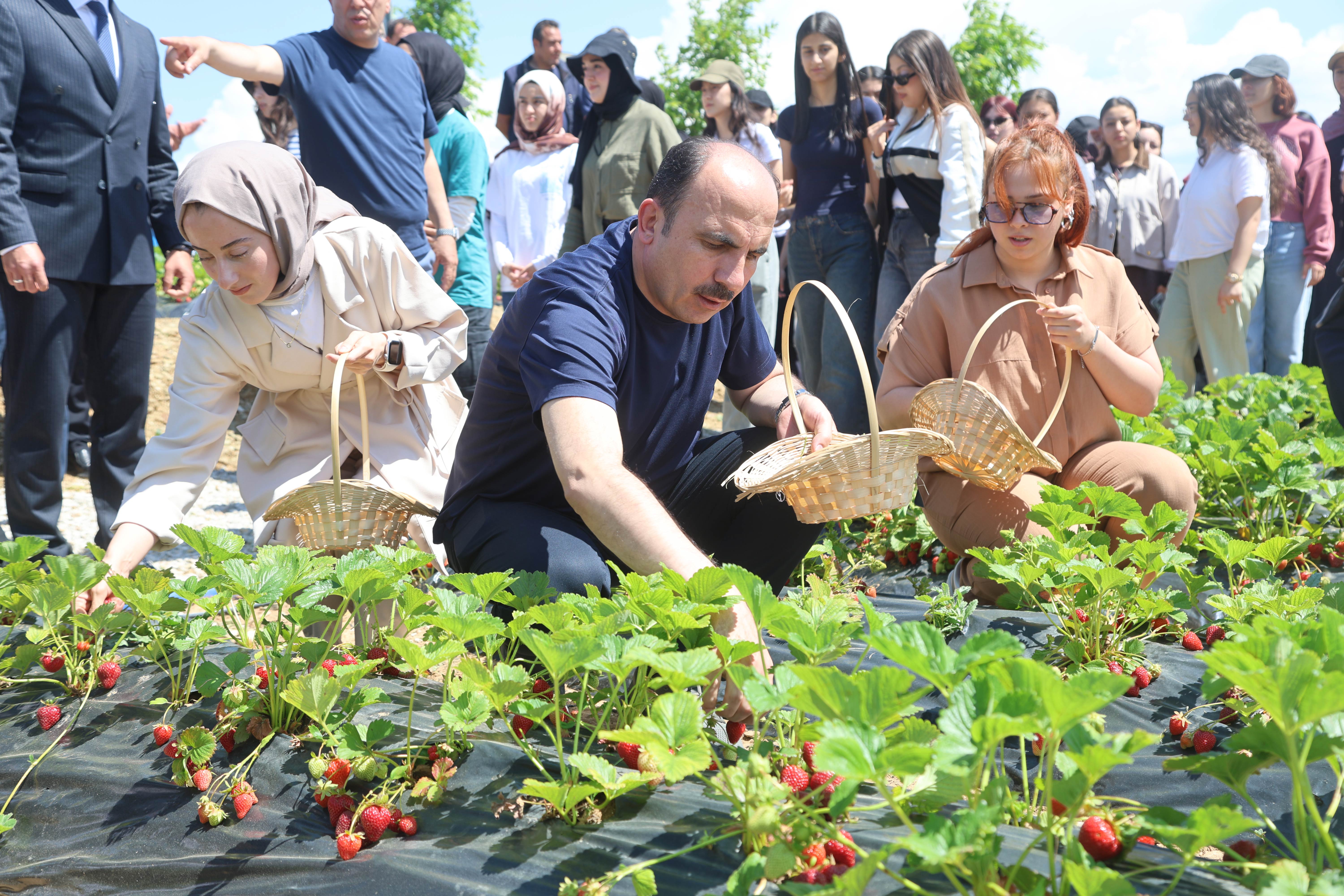 BAŞKAN ALTAY HÜYÜK VE DERBENT’TE ESNAFLA, VATANDAŞLA VE GENÇLERLE BULUŞTU