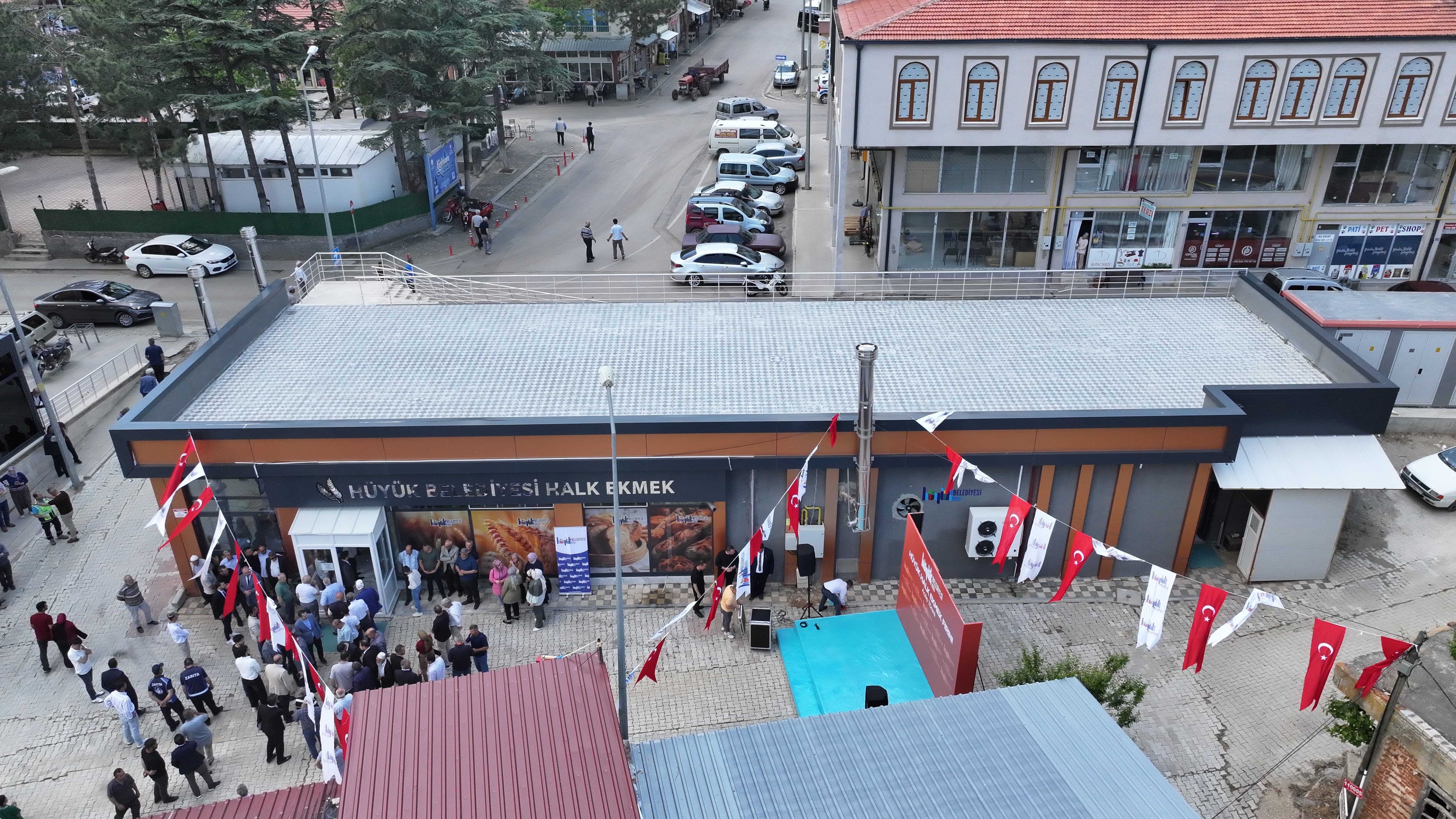 BAŞKAN ALTAY HÜYÜK VE DERBENT’TE ESNAFLA, VATANDAŞLA VE GENÇLERLE BULUŞTU