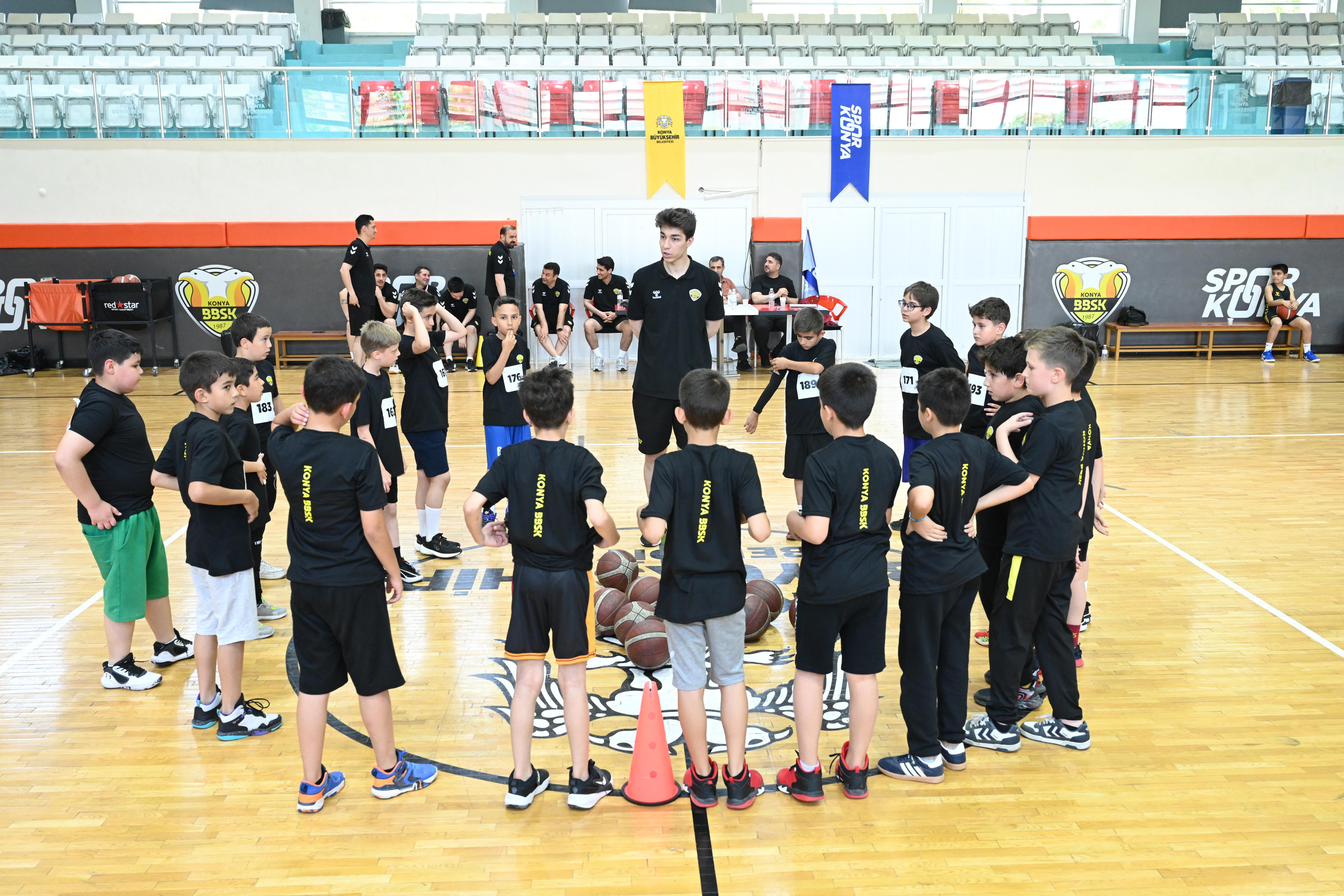 KONYA BÜYÜKŞEHİR’İN GELECEĞİN BASKETBOLCULARINI KEŞFETTİĞİ SEÇMELER BÜYÜK İLGİ GÖRDÜ