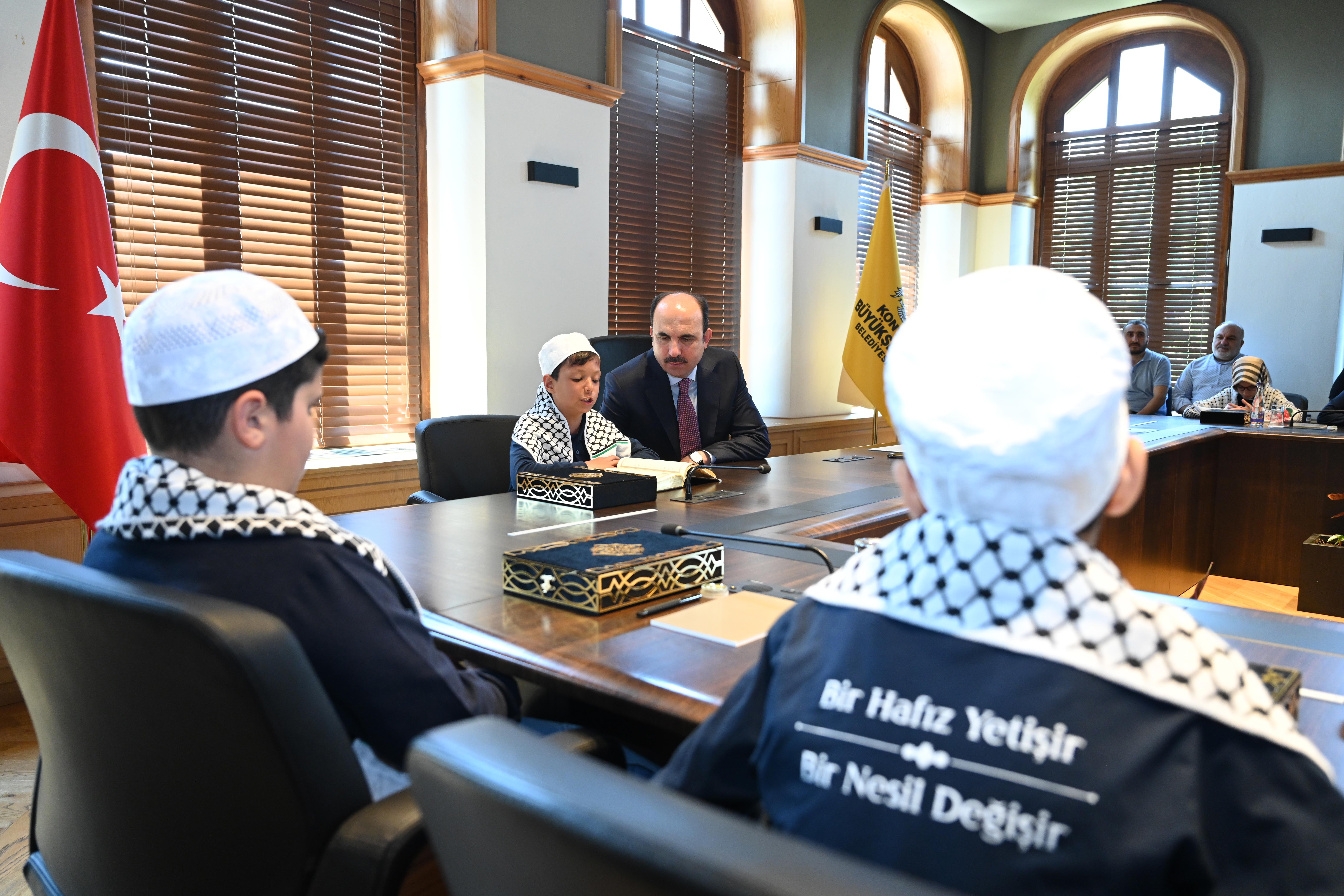 BAŞKAN ALTAY, BİLGEHANELERDE EĞİTİM ALARAK TAMAMI HAFIZLIK İMAM HATİP OKULLARINI KAZANAN ÖĞRENCİLERLE BULUŞTU