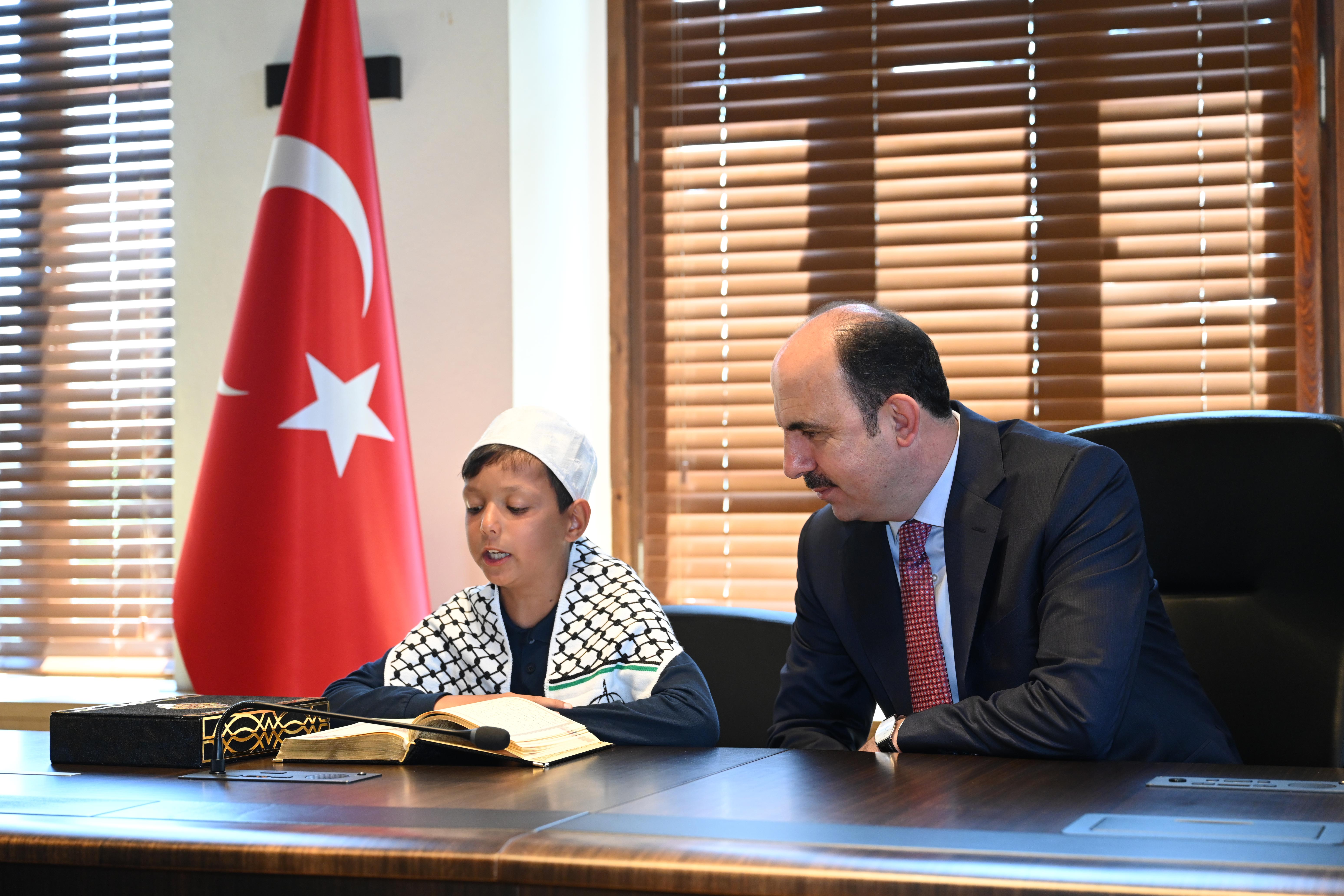 BAŞKAN ALTAY, BİLGEHANELERDE EĞİTİM ALARAK TAMAMI HAFIZLIK İMAM HATİP OKULLARINI KAZANAN ÖĞRENCİLERLE BULUŞTU