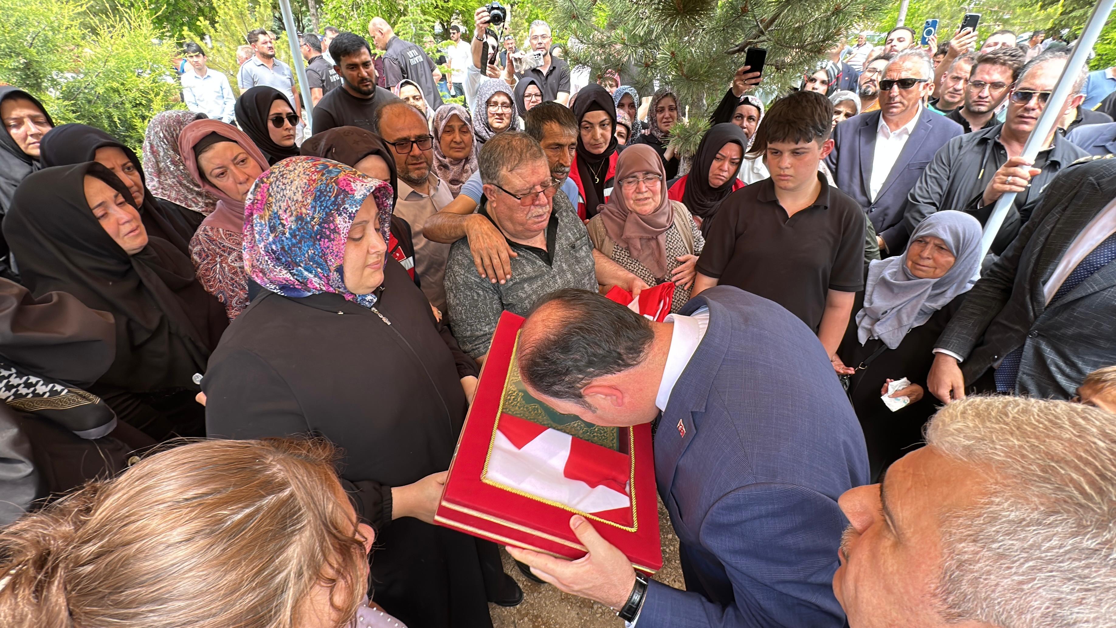 ŞEHİT İTFAİYE ERİMİZ MEHMET TEKELİ SON YOLCULUĞUNA UĞURLANDI