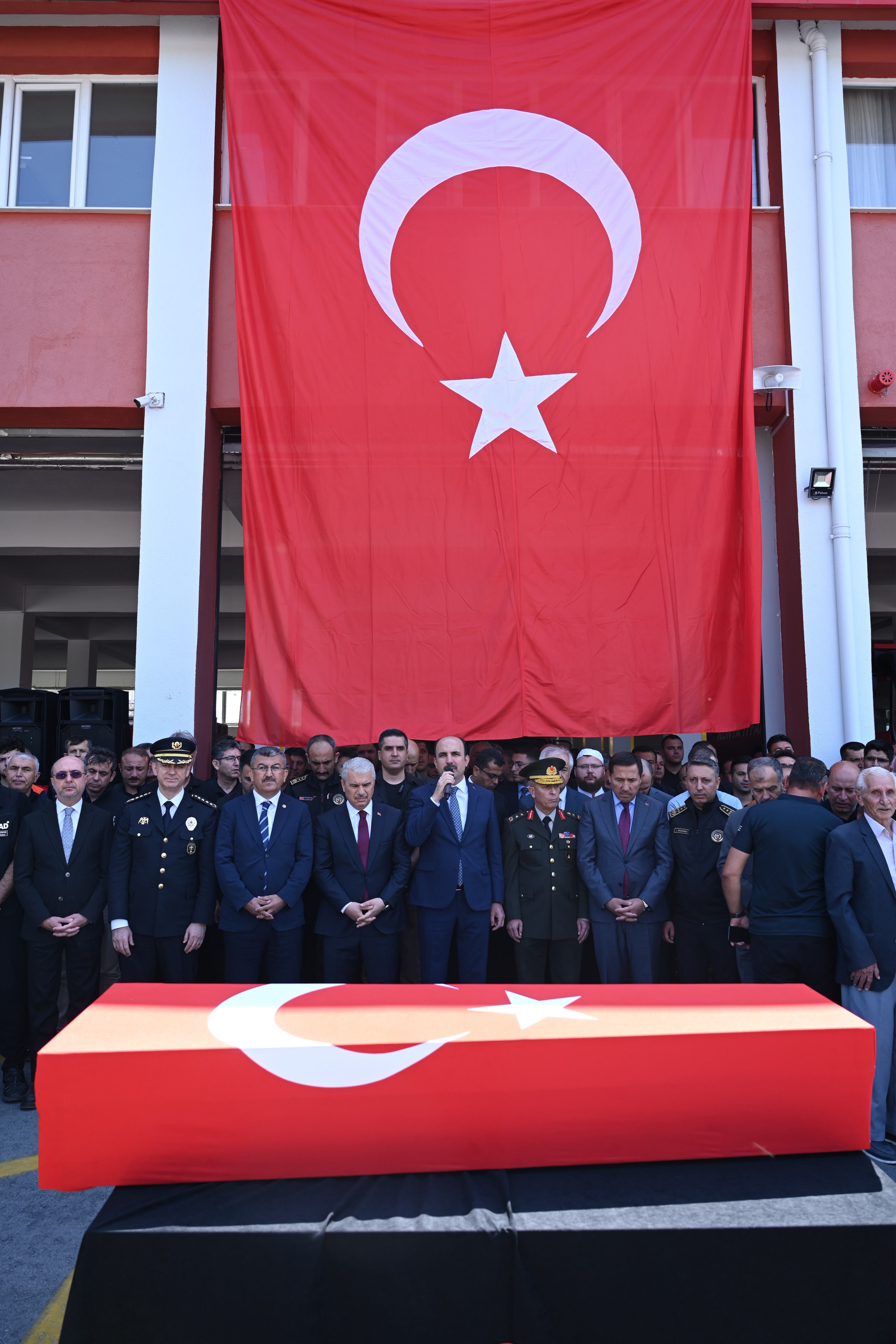 ŞEHİT İTFAİYE ERİMİZ MEHMET TEKELİ SON YOLCULUĞUNA UĞURLANDI