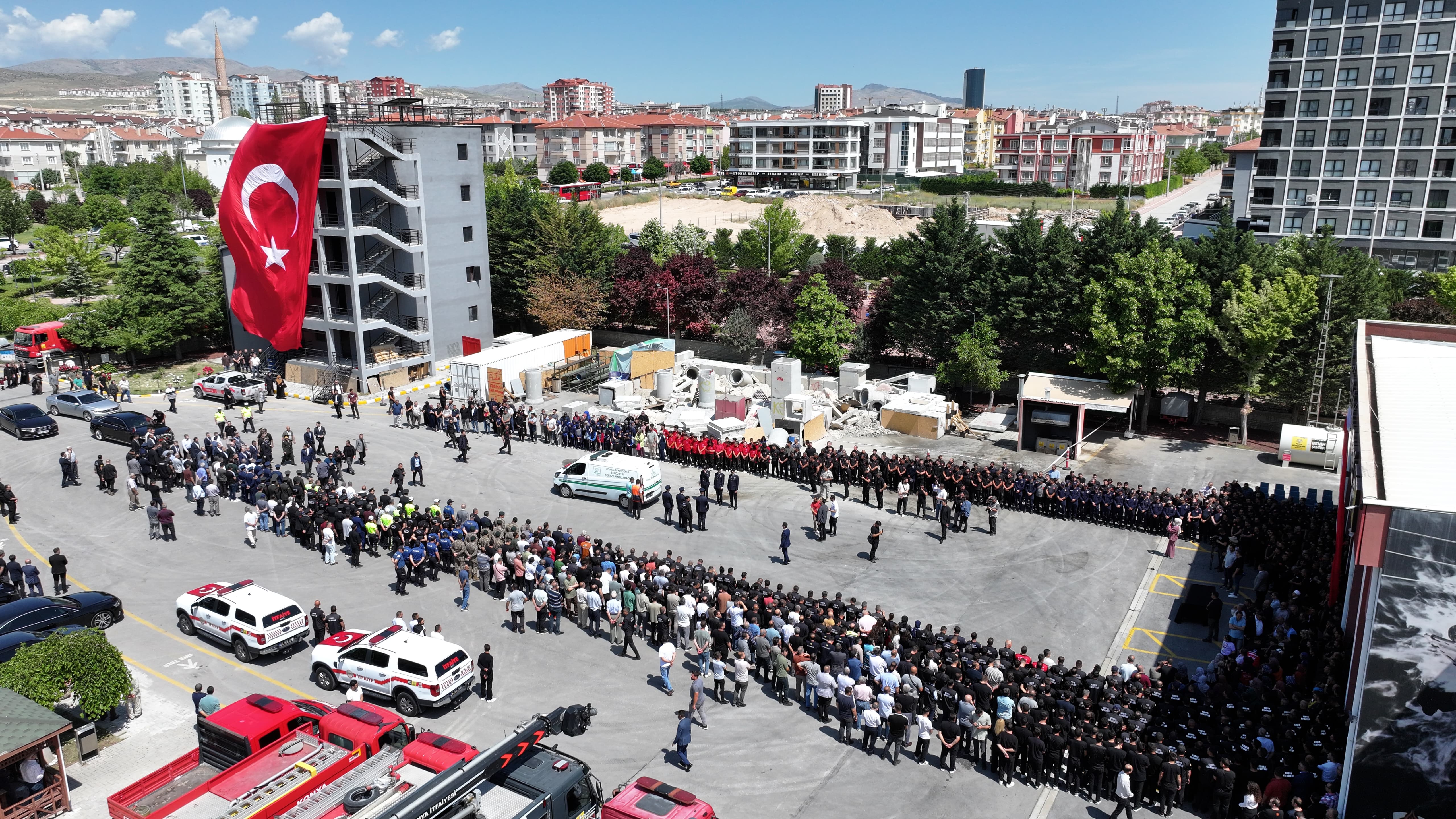 ŞEHİT İTFAİYE ERİMİZ MEHMET TEKELİ SON YOLCULUĞUNA UĞURLANDI