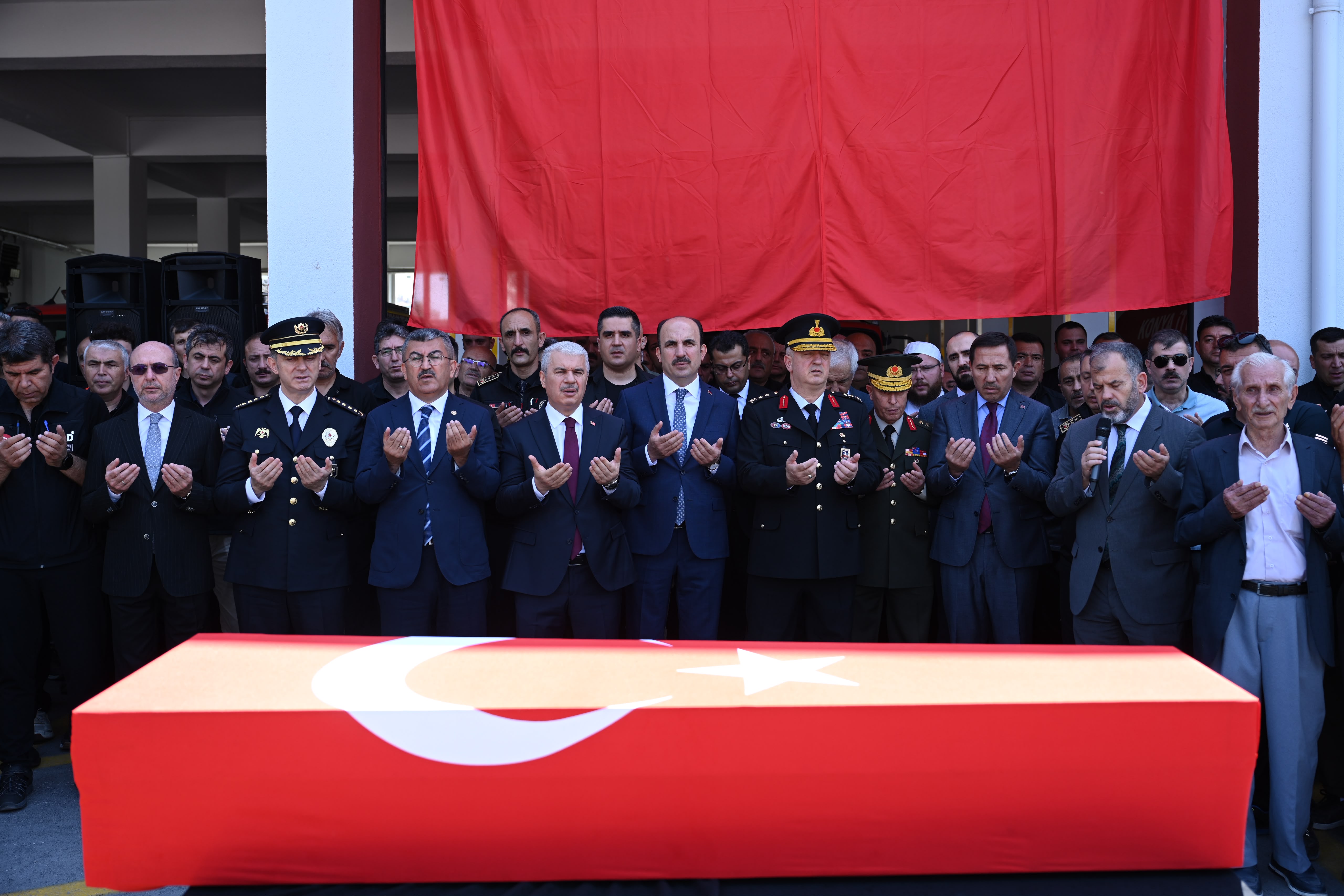 ŞEHİT İTFAİYE ERİMİZ MEHMET TEKELİ SON YOLCULUĞUNA UĞURLANDI