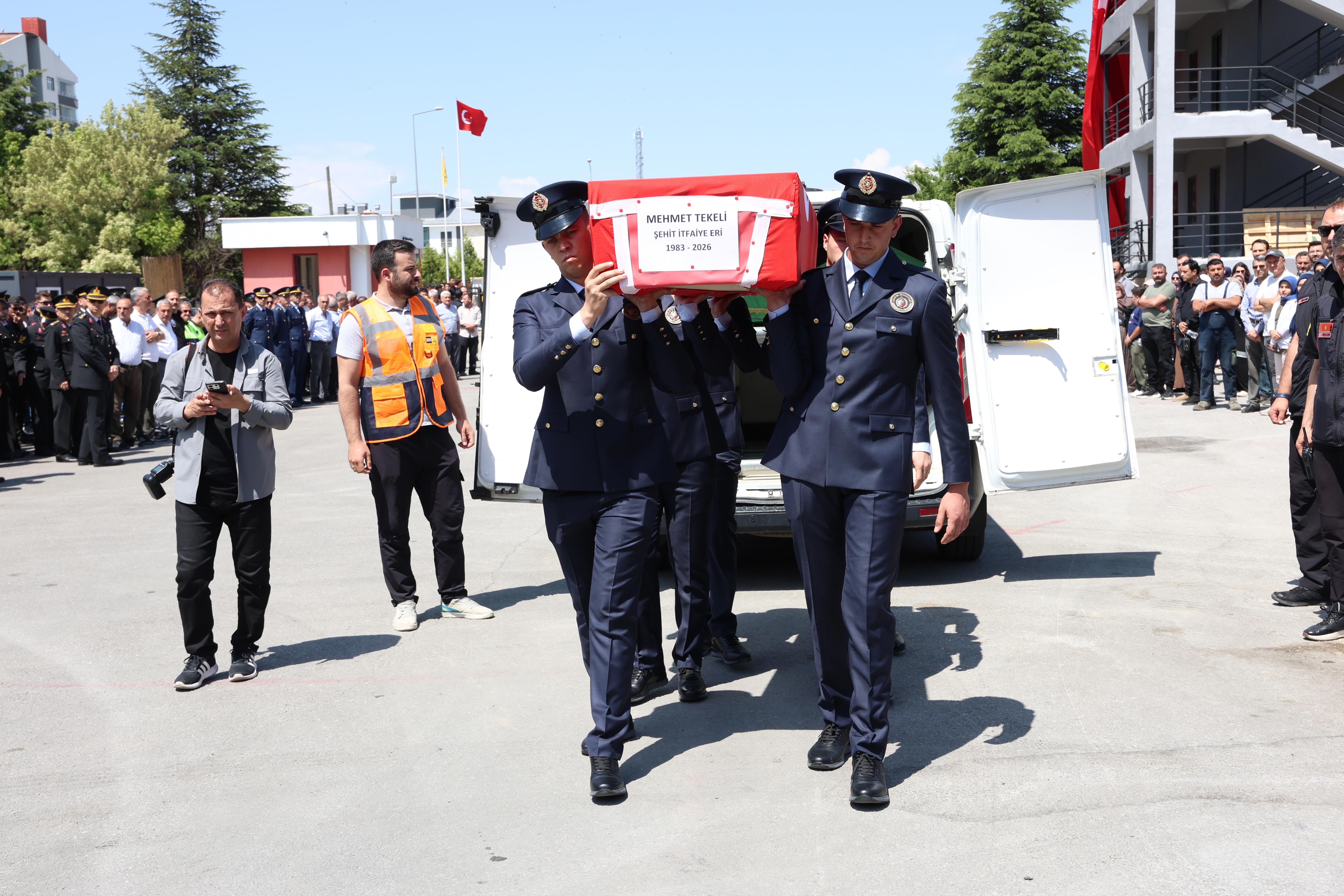 ŞEHİT İTFAİYE ERİMİZ MEHMET TEKELİ SON YOLCULUĞUNA UĞURLANDI