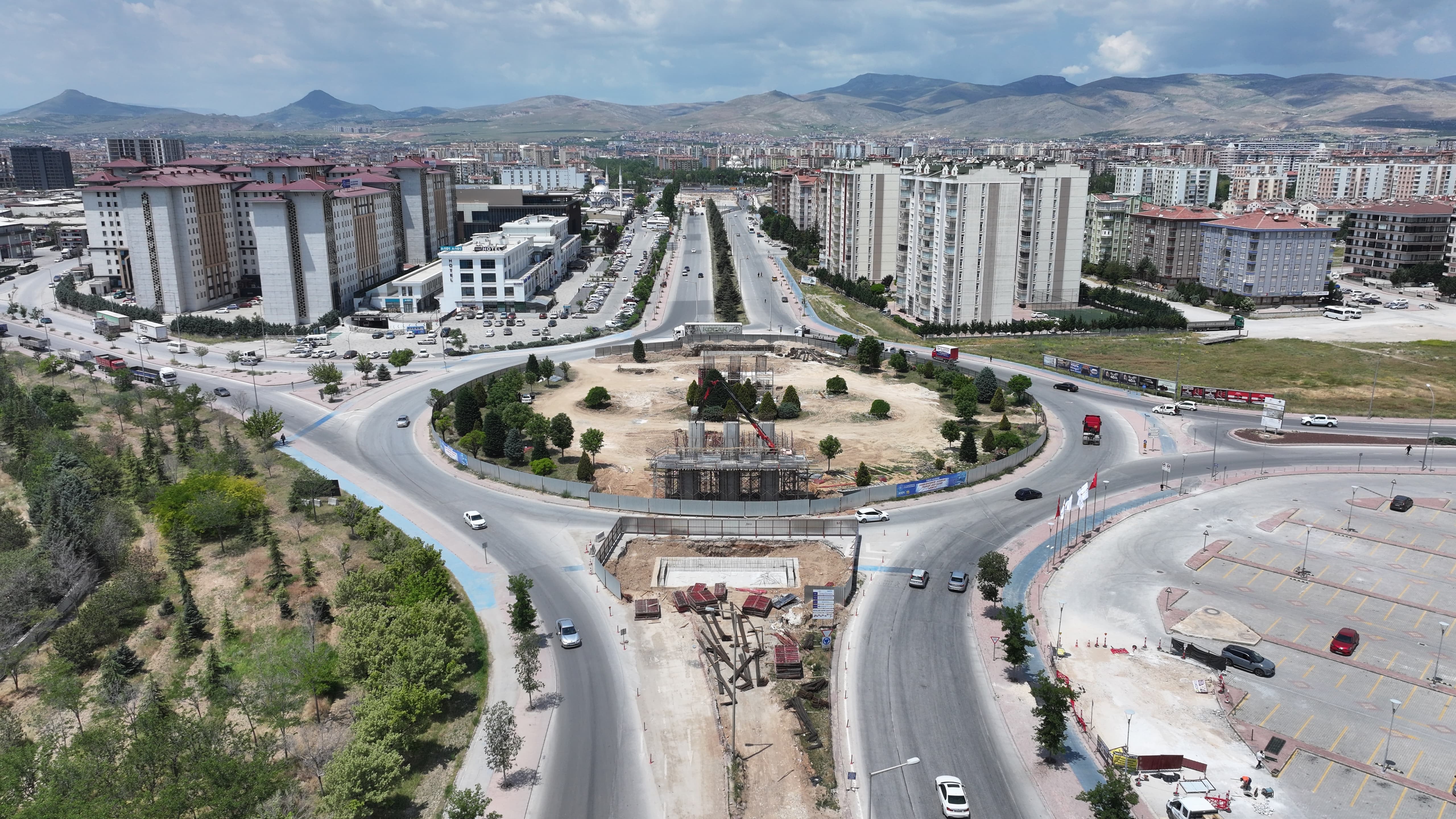 BAŞKAN ALTAY: “YURTLAR BÖLGESİ'NDE TRAMVAY HATTIMIZI YUKARI ALACAĞIMIZ KÖPRÜ ÇALIŞMAMIZ KESİNTİSİZ BİR ŞEKİLDE DEVAM EDİYOR”