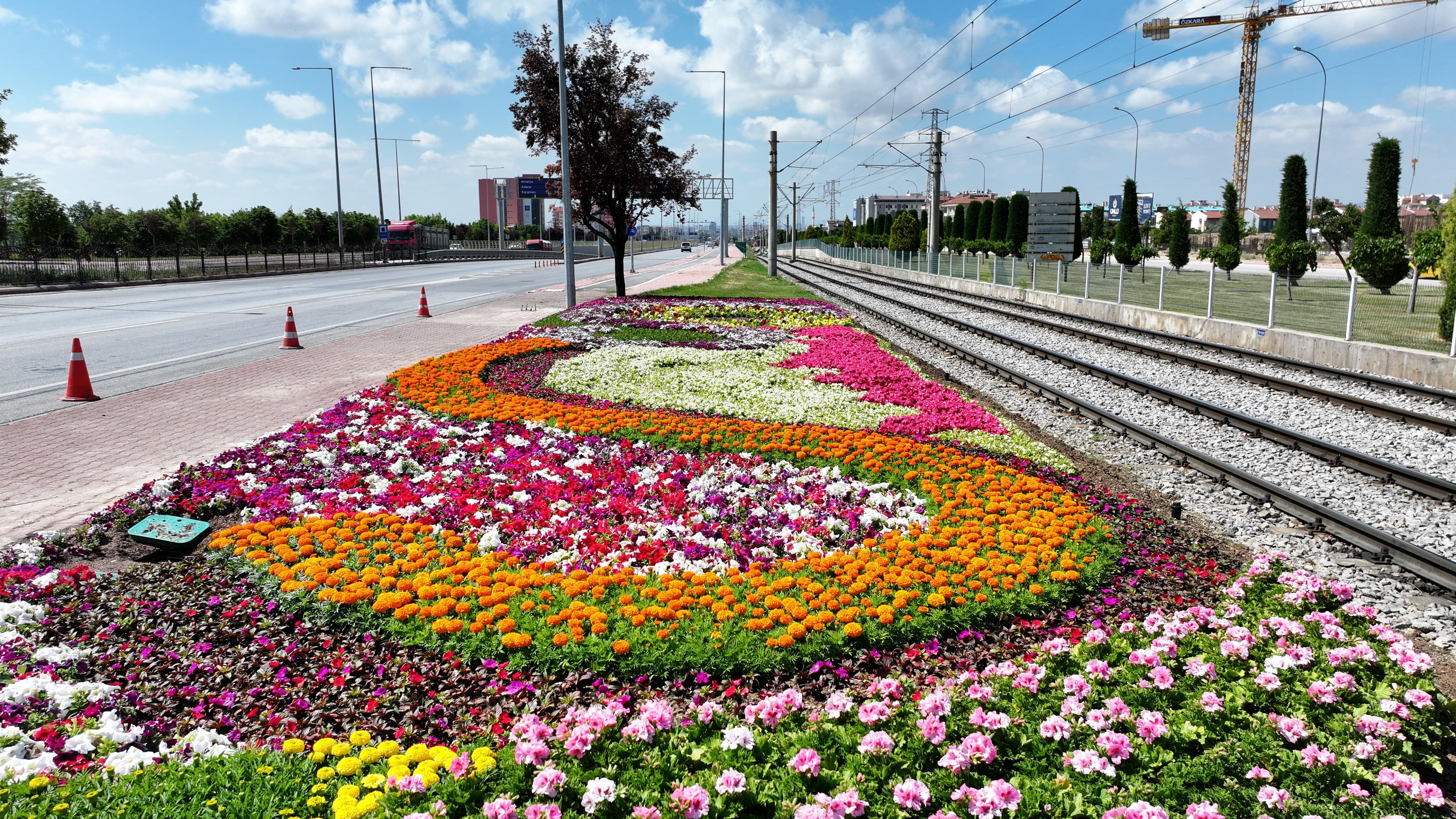 KONYA BÜYÜKŞEHİR’İN ÇİÇEKLERLE BEZEDİĞİ CADDE VE PARKLAR GÖZ KAMAŞTIRIYOR