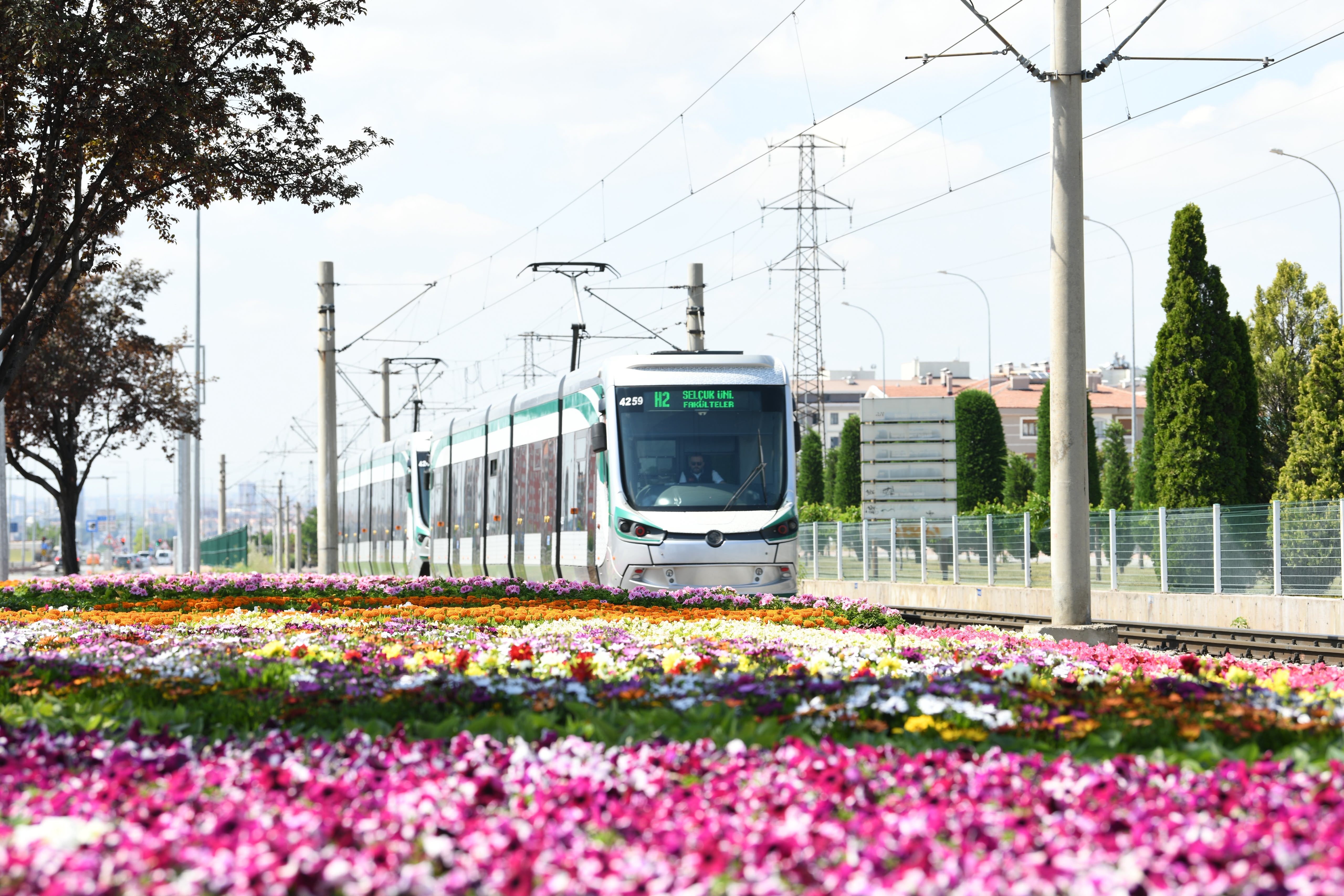 KONYA BÜYÜKŞEHİR’İN ÇİÇEKLERLE BEZEDİĞİ CADDE VE PARKLAR GÖZ KAMAŞTIRIYOR