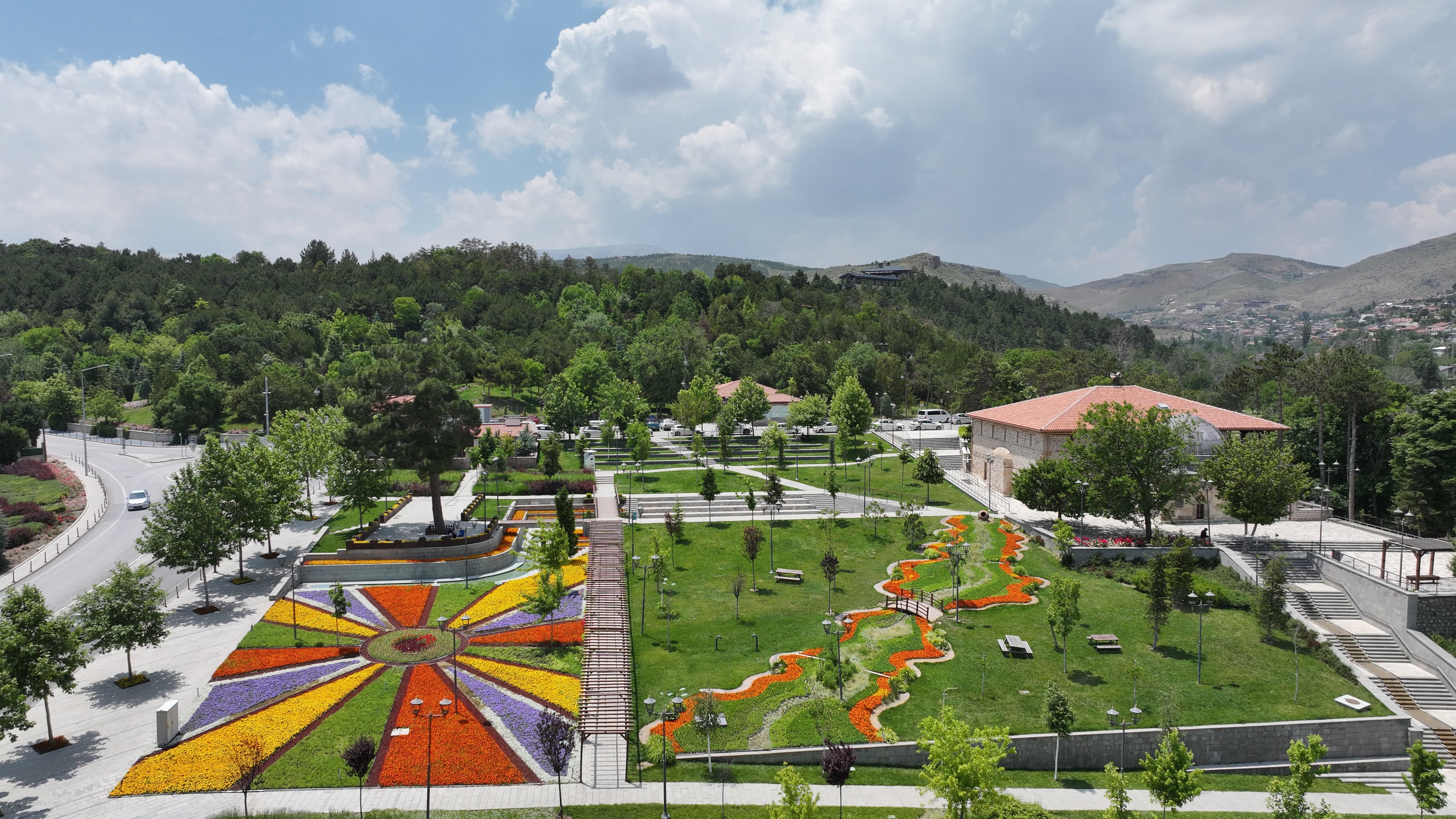 KONYA BÜYÜKŞEHİR’İN ÇİÇEKLERLE BEZEDİĞİ CADDE VE PARKLAR GÖZ KAMAŞTIRIYOR