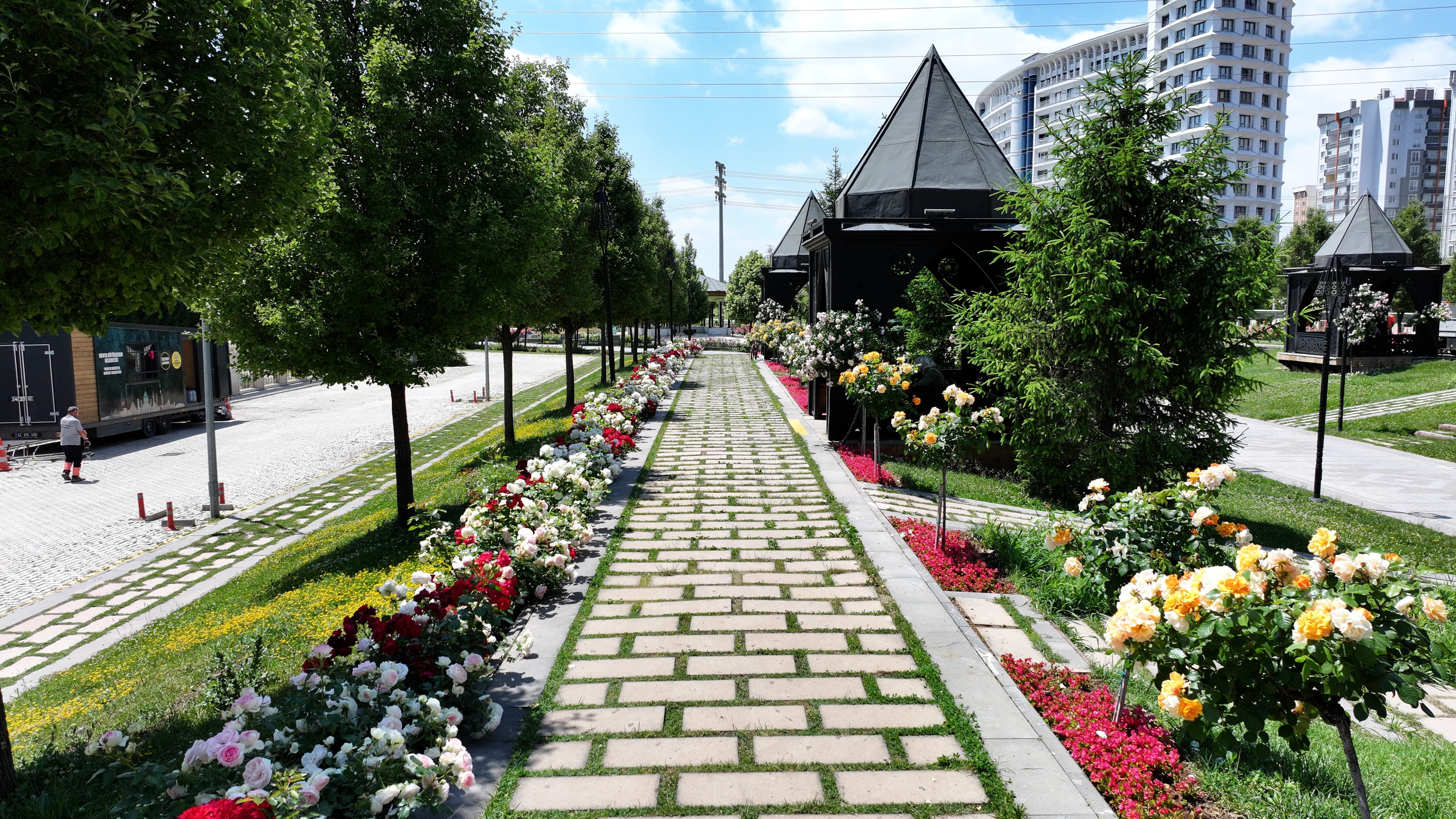KONYA BÜYÜKŞEHİR’İN ÇİÇEKLERLE BEZEDİĞİ CADDE VE PARKLAR GÖZ KAMAŞTIRIYOR
