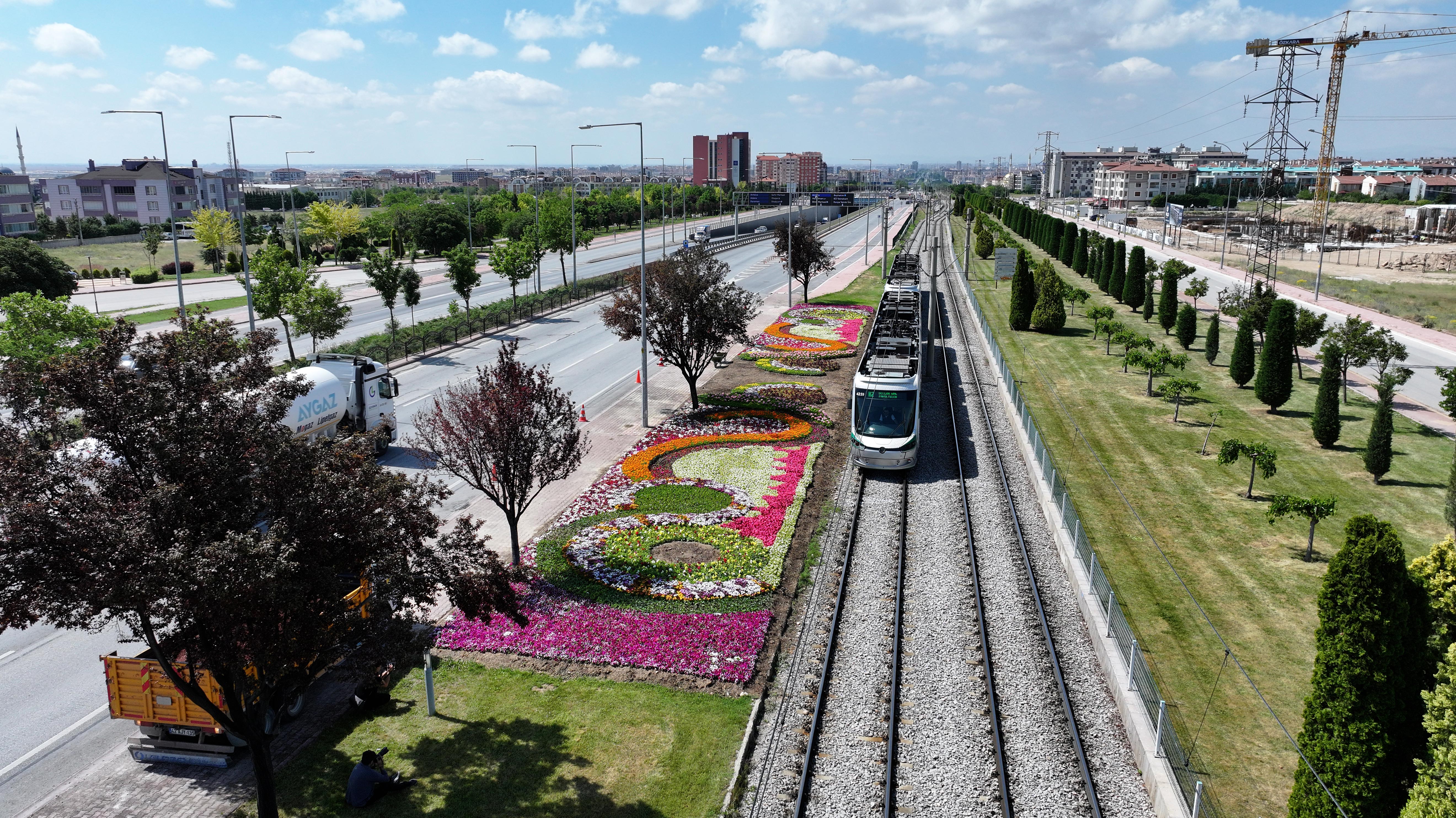 KONYA BÜYÜKŞEHİR’İN ÇİÇEKLERLE BEZEDİĞİ CADDE VE PARKLAR GÖZ KAMAŞTIRIYOR