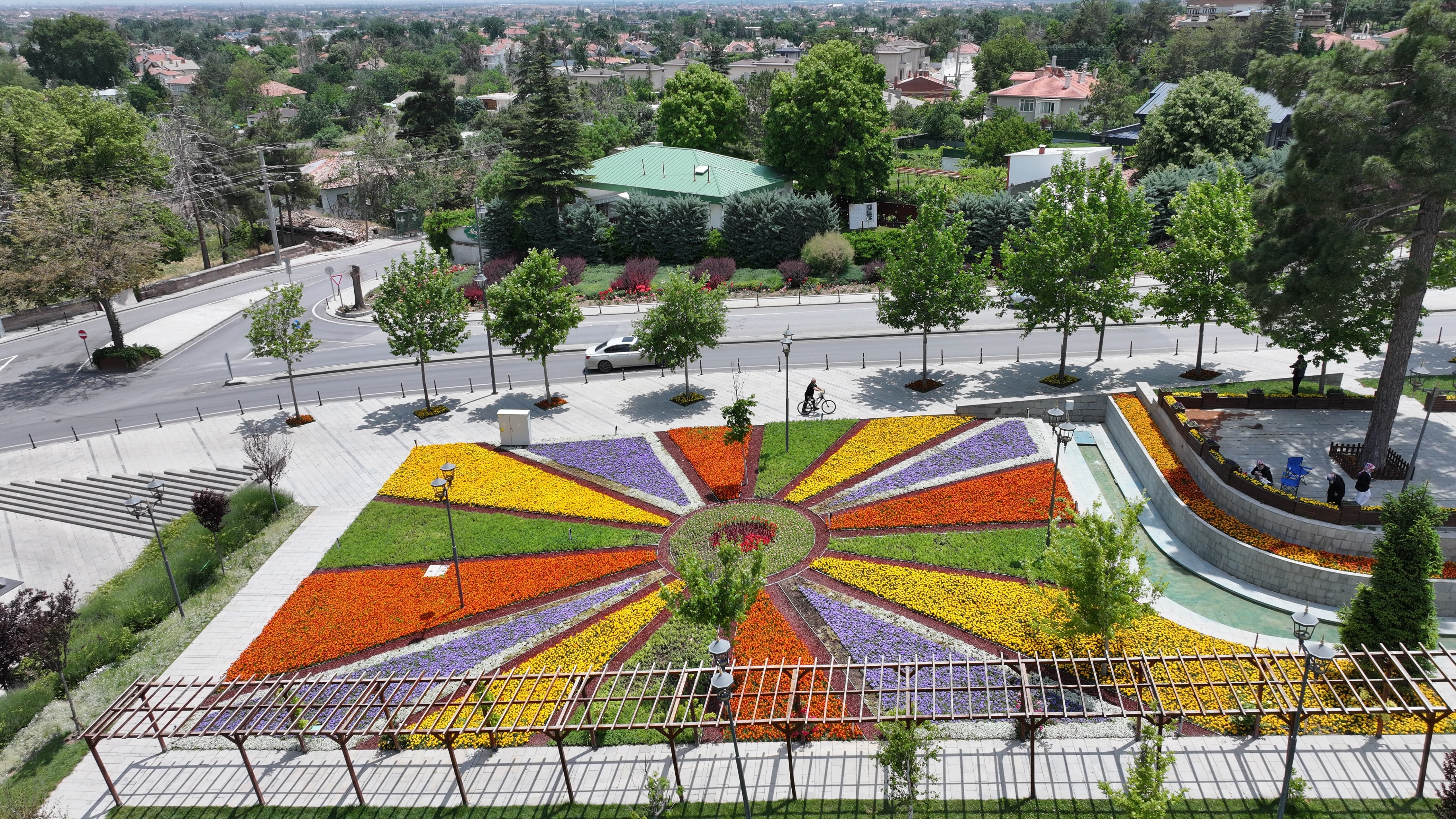 KONYA BÜYÜKŞEHİR’İN ÇİÇEKLERLE BEZEDİĞİ CADDE VE PARKLAR GÖZ KAMAŞTIRIYOR