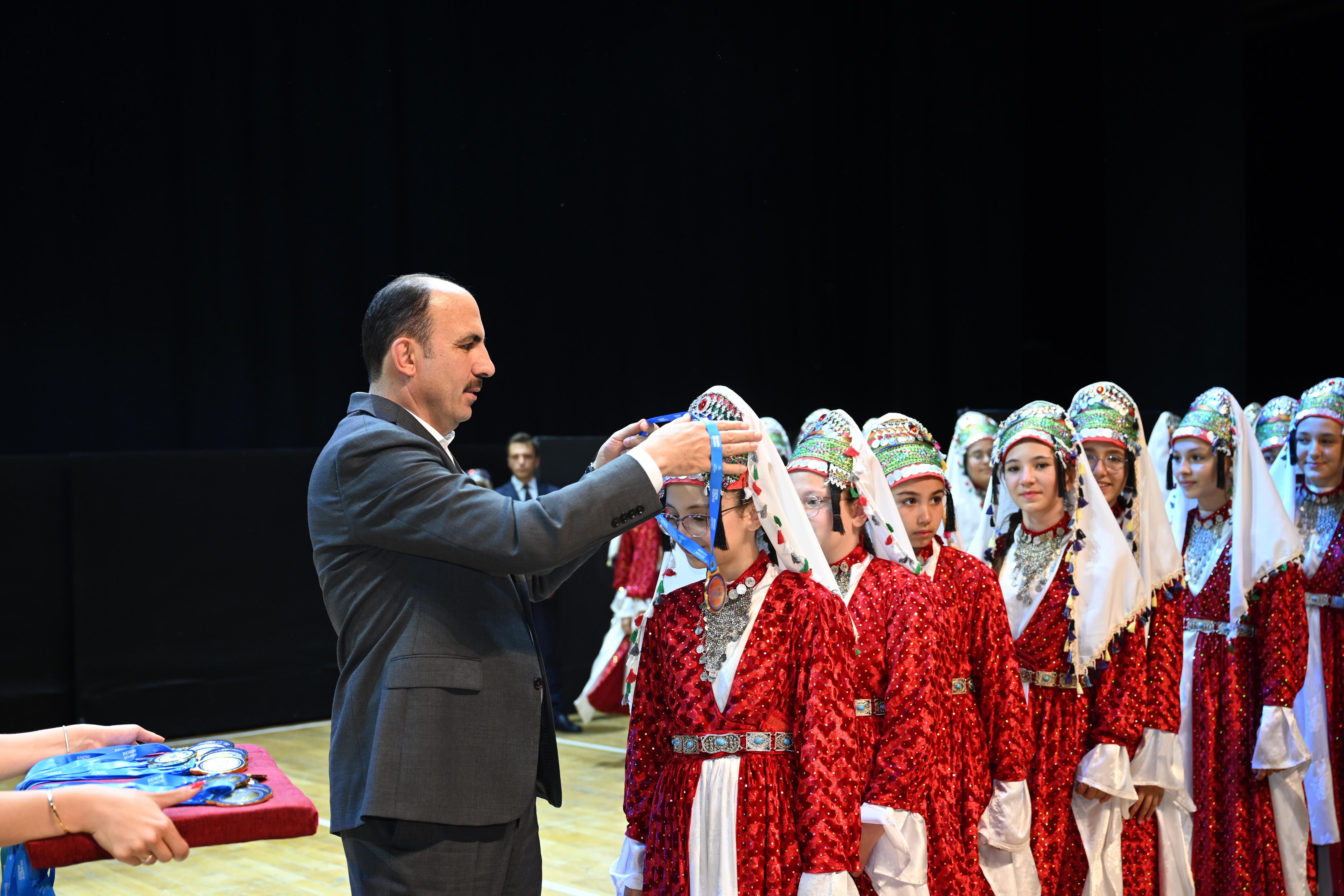 BAŞKAN ALTAY: “5’İNCİSİNİ DÜZENLEDİĞİMİZ HALK OYUNLARI ŞÖLENİ ARTIK ŞEHRİMİZ İÇİN DEVASA BİR KÜLTÜR ŞÖLENİDİR”