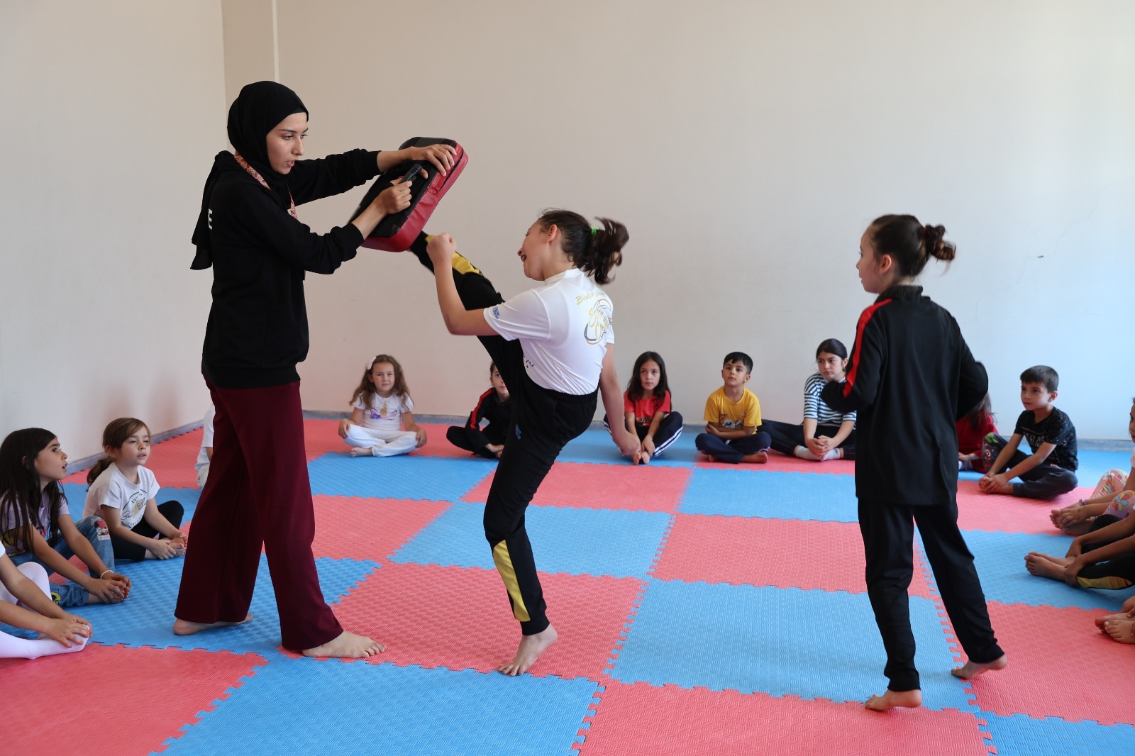 BAŞKAN ALTAY MERKEZ DIŞINDAKİ 28 İLÇEDE YAŞAYAN GENÇLERİ YAZ SPOR OKULLARINA DAVET ETTİ