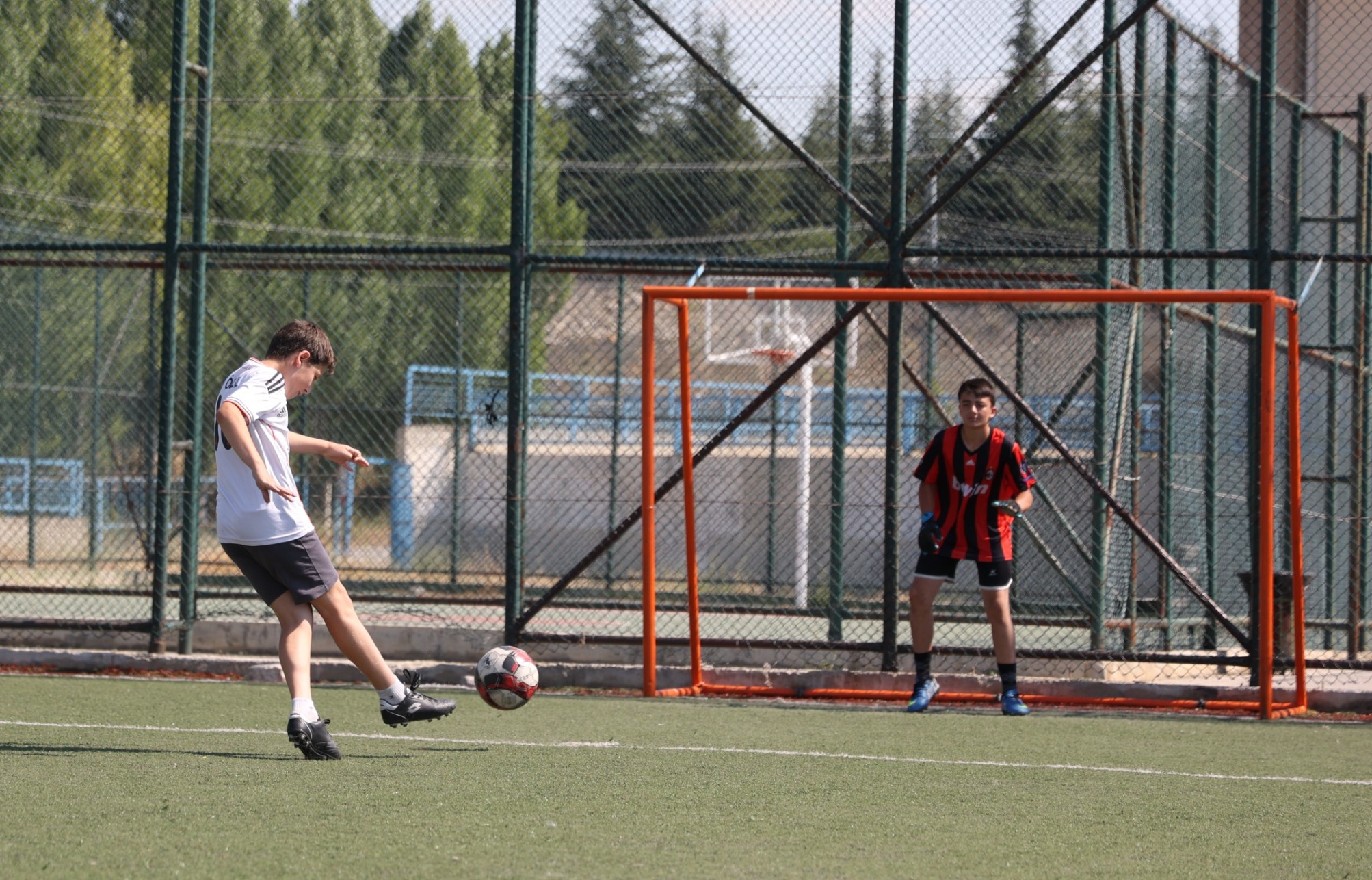 BAŞKAN ALTAY MERKEZ DIŞINDAKİ 28 İLÇEDE YAŞAYAN GENÇLERİ YAZ SPOR OKULLARINA DAVET ETTİ