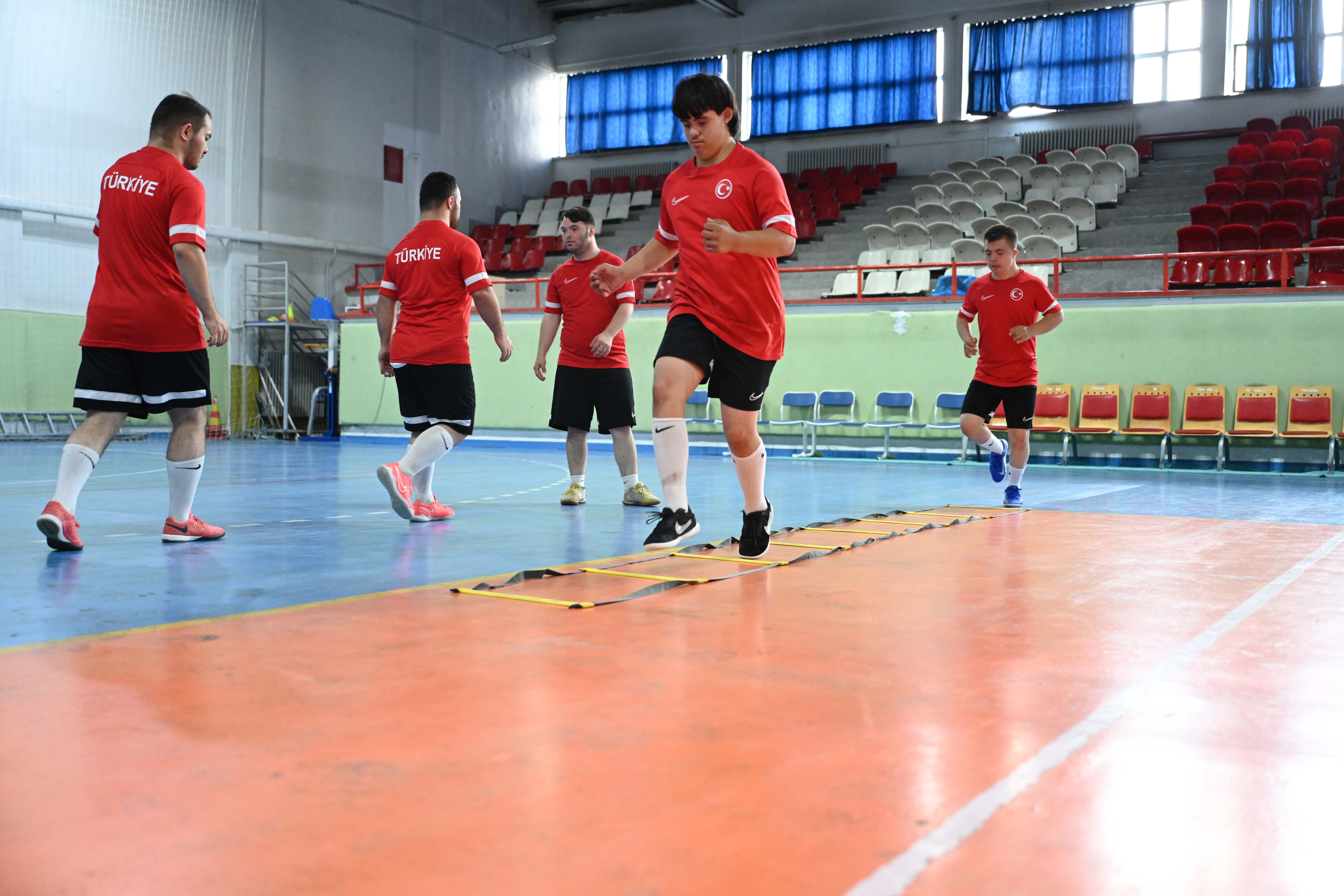 DÜNYA KUPASI’NA HAZIRLANAN ÖZEL SPORCULARIN GÜÇ MERKEZİ YİNE KONYA OLDU
