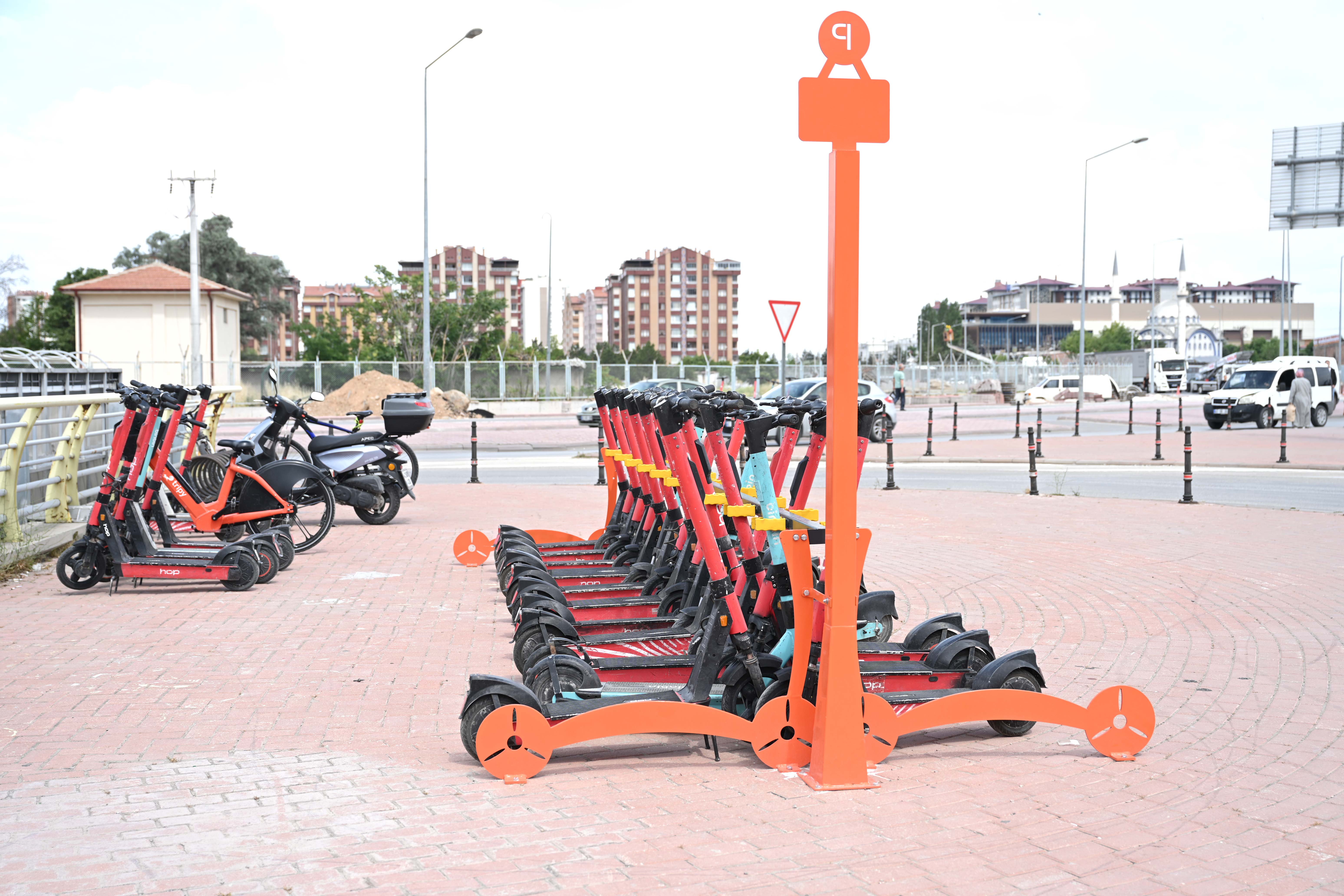 KONYA BÜYÜKŞEHİR, AVRUPA BİSİKLET BAŞKENTİ KONYA’DA E-SKUTER PARK NOKTALARINI HİZMETE SUNDU