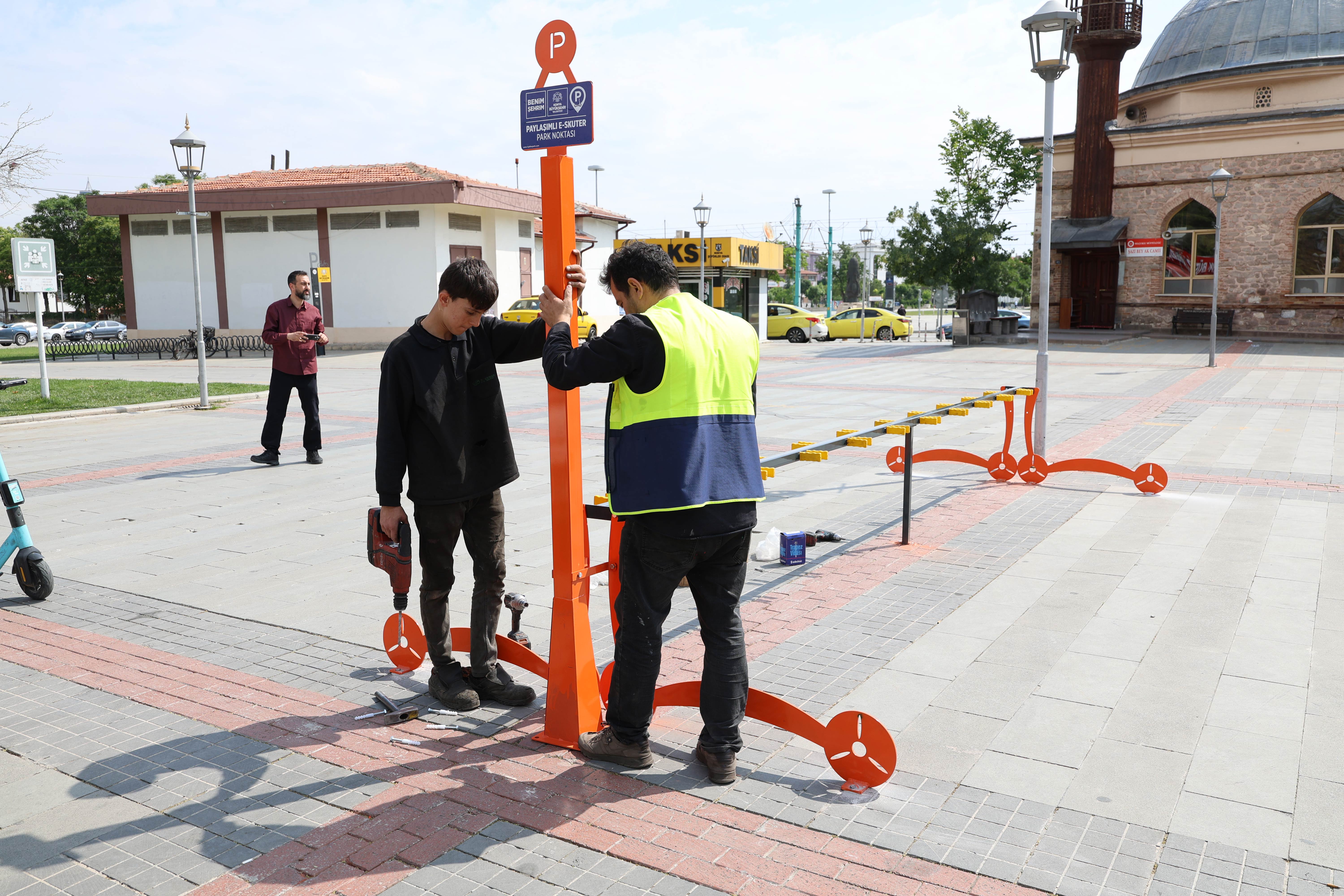 KONYA BÜYÜKŞEHİR, AVRUPA BİSİKLET BAŞKENTİ KONYA’DA E-SKUTER PARK NOKTALARINI HİZMETE SUNDU