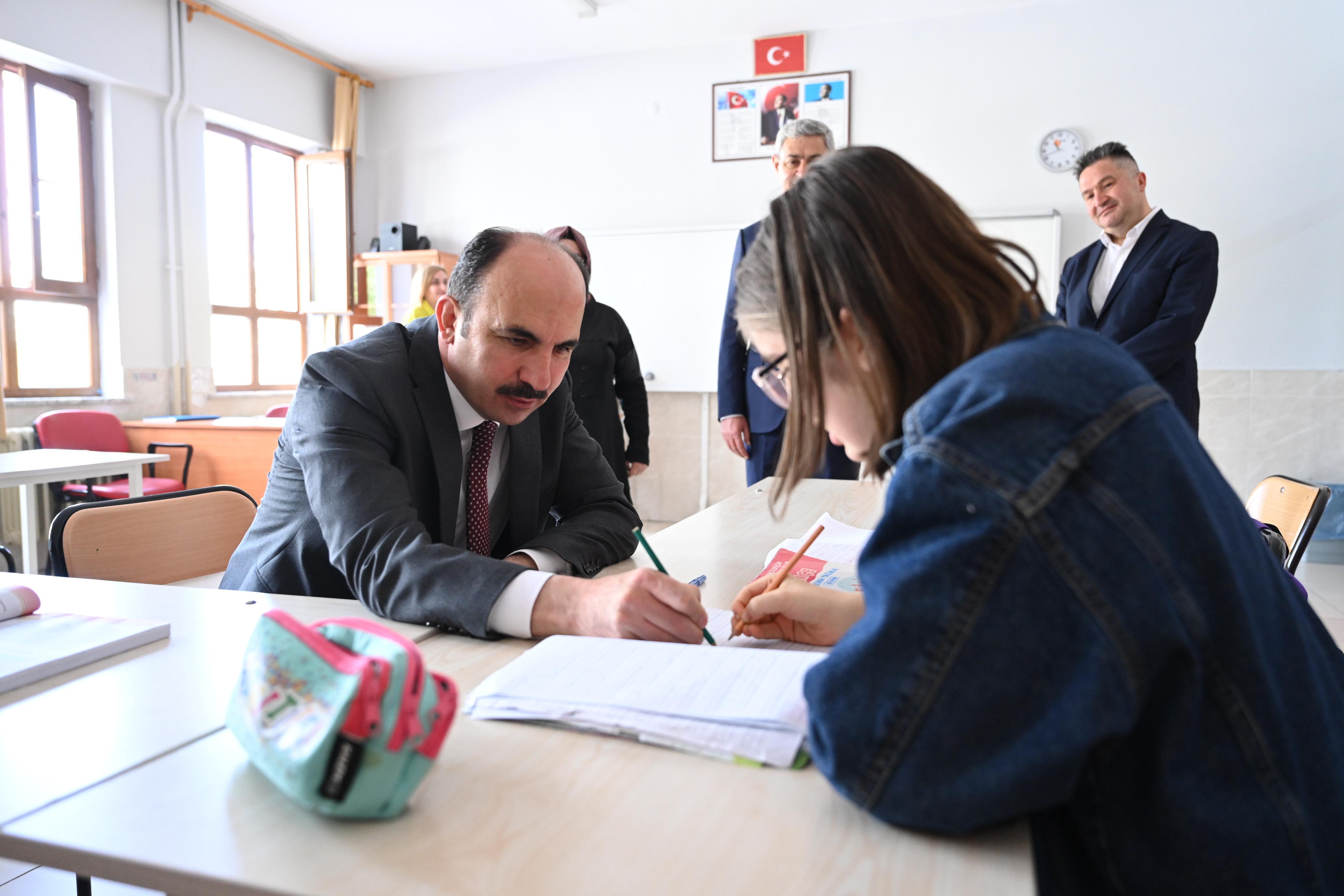 BAŞKAN ALTAY KARNE ALAN TÜM ÖĞRENCİLERİ TEBRİK ETTİ