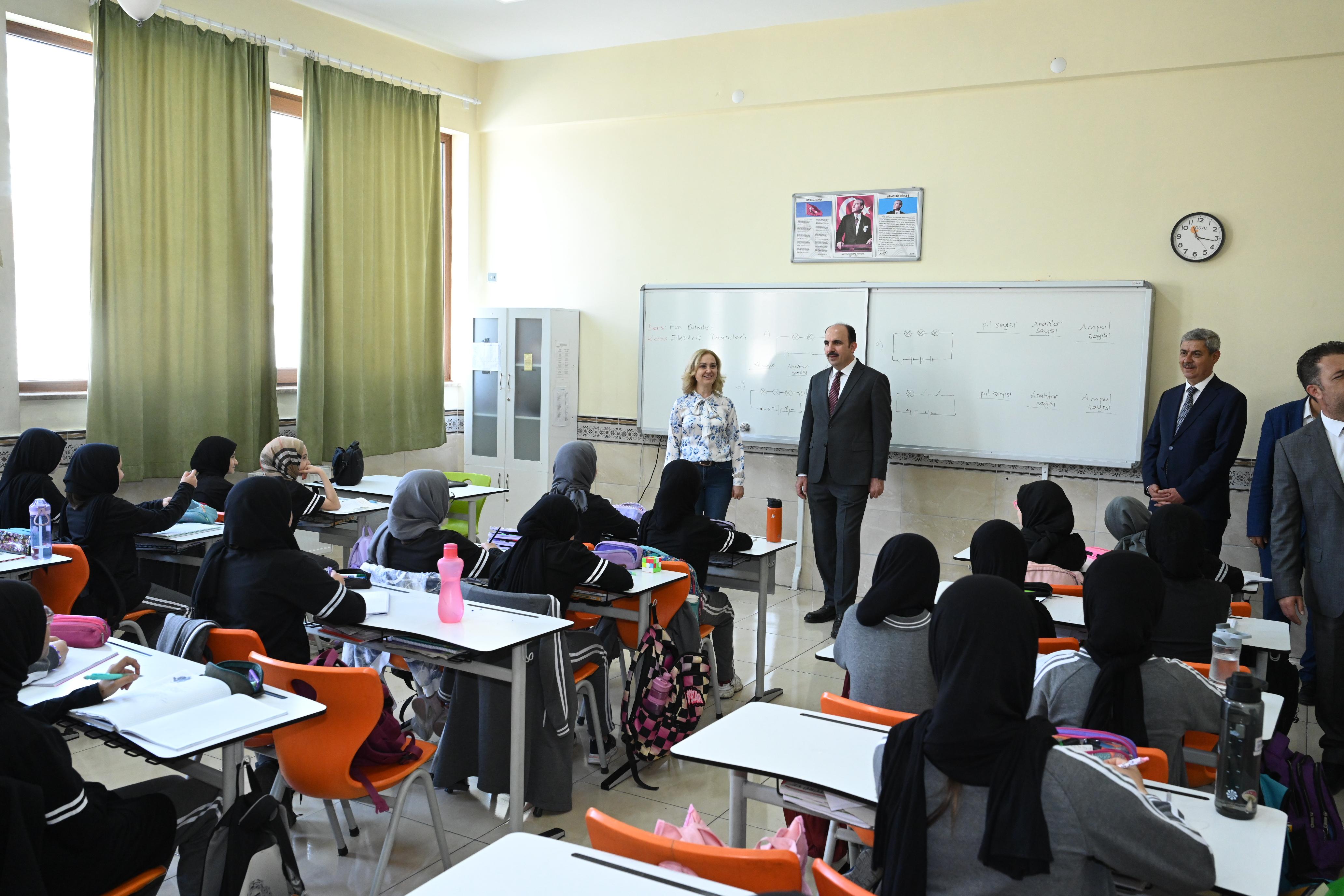 BAŞKAN ALTAY KARNE ALAN TÜM ÖĞRENCİLERİ TEBRİK ETTİ